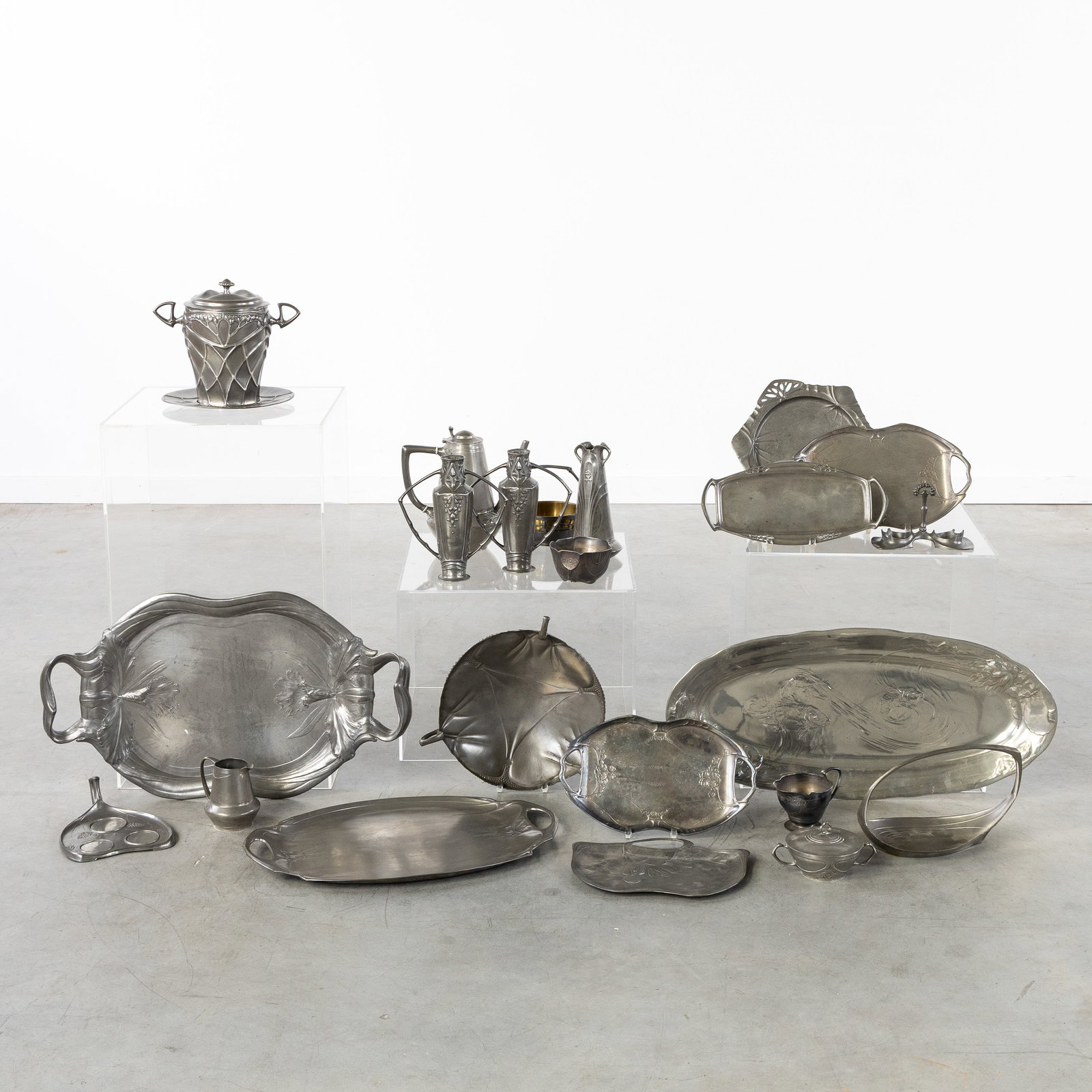 Urania, Kayserzinn and others, a collection of Art Nouveau pewter bowls, vases and others, 23: Urania, Kayserzinn and others, a collection of Art Nouveau pewter bowls, vases and others, 23 pieces, Jugendstil, circa 1900. Pewter. 23 pieces in total, with bowls, jugs, vases, ice bucket, ... Urani