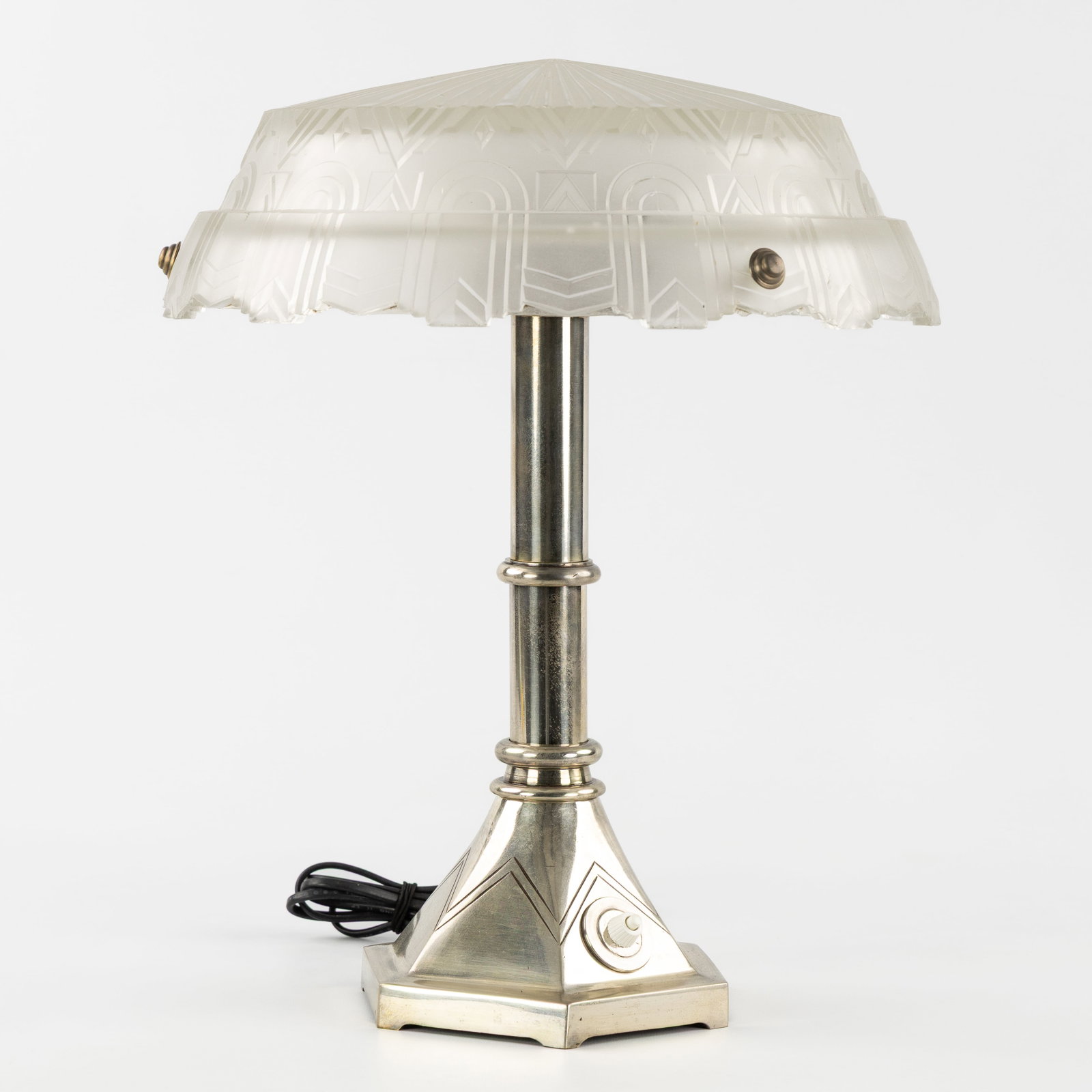 An Art Deco table lamp, chrome-plated brass and frosted glass, Art Deco style. (1 of 7)