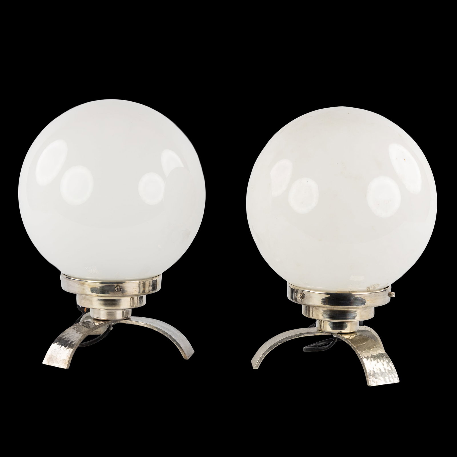 A Pair of spherical table lamps, opaline glass and chrome-plated metal, Art Deco style, 20th C.: A Pair of spherical table lamps, opaline glass and chrome-plated metal, Art Deco style, 20th century. Chrome-plated metal and white opaline glass.Base/tripod stand with hammered decoration.