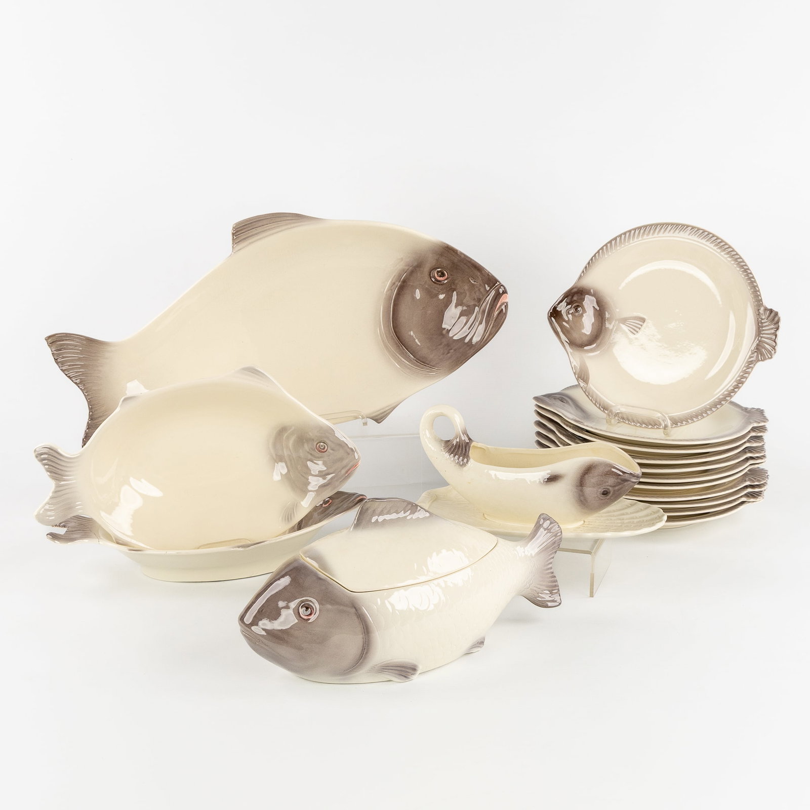 Waechtersbach, a 16-piece fish service, glazed ceramics. Germany, 20th C.: Waechtersbach, a 16-piece fish service, glazed ceramics. Germany, 20th century. Glazed ceramics.Design attributed to Albin Müller (1871-1941), Darmstadt Artists' Colony. 11 p