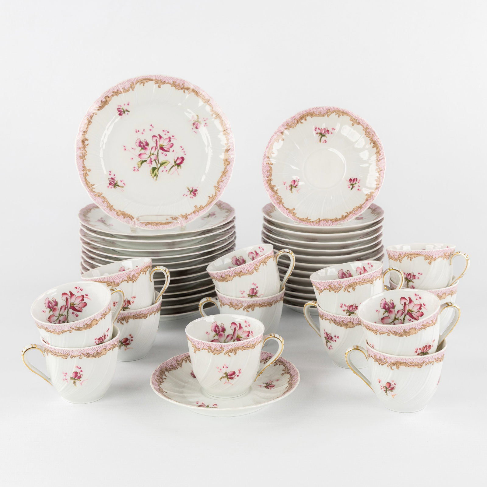 Bernardaud, Limoges, Henriette, a 40-piece porcelain coffee and cake service, France, 20th C.: Bernardaud, Limoges, Henriette, a 40-piece porcelain coffee and cake service, France, 20th century. Porcelain.Decor 'Henriette' 13 coffee or tea cups (H: 5.8 cm x D: 7 cm).1