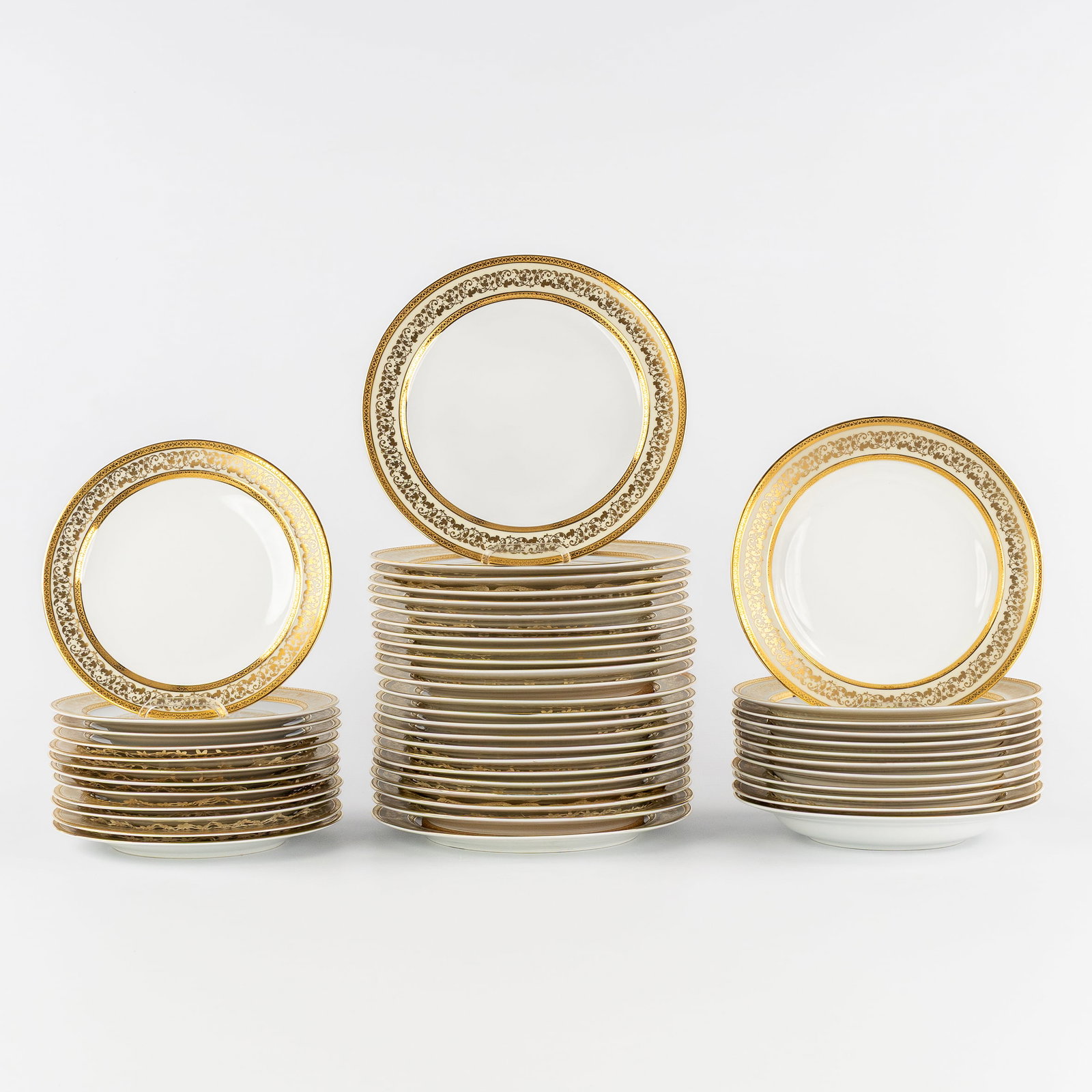 Raynaud, Limoges, a 48-piece porcelain dinner service with a gilded rim, 20th C.: Raynaud, Limoges, a 48-piece porcelain dinner service with gilded rim, 20th century. Porcelain, with gilded decoration.24 large plates (D: 24.5 cm).12 soup plates (D: 23 cm).12 dessert pl