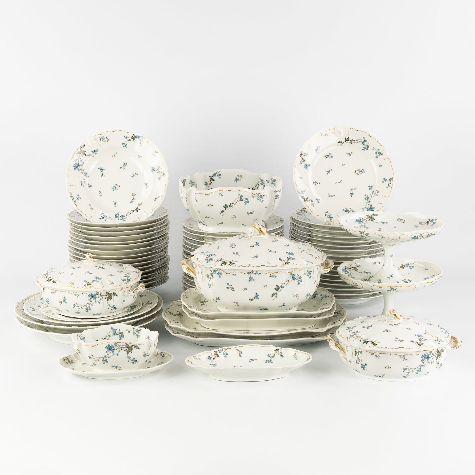 Limoges Haviland 'Montméry', a 70-piece porcelain dinner service.: Limoges Haviland 'Montméry', a 70-piece porcelain dinner service. Porcelain, 'Montméry' decor (with forget-me-nots).38 large plates (D: 24.5 cm).17 soup plates (D: 24 cm).2 cove