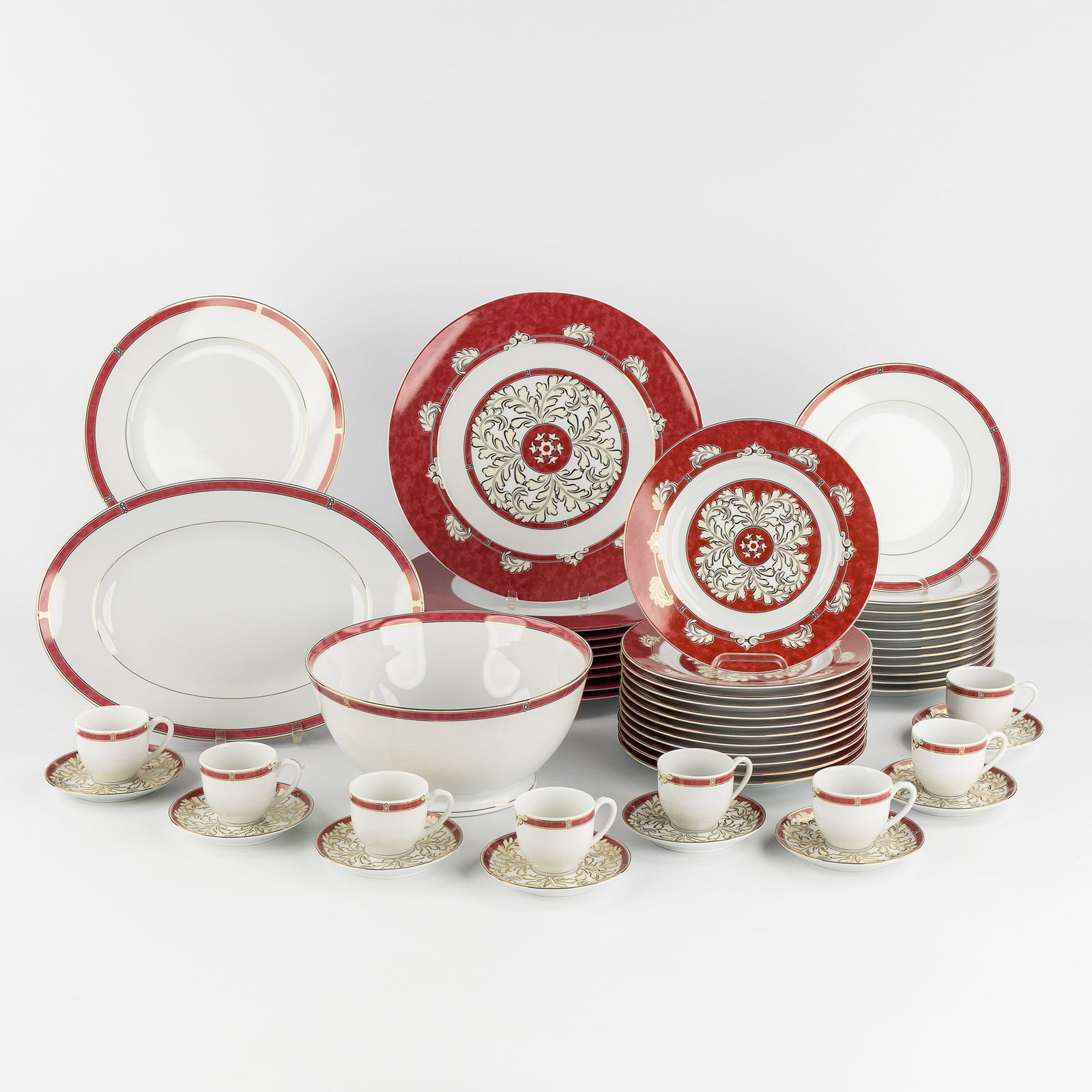 Christofle, Oceana Rouge, a 63-piece dinner and coffee service. Porcelain. (1 of 19)