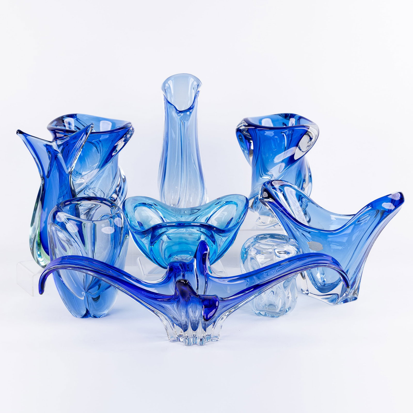 Val Saint Lambert, a collection of 9 pieces of blue-coloured crystal, with 7 vases and 2 bowls. (1 of 14)