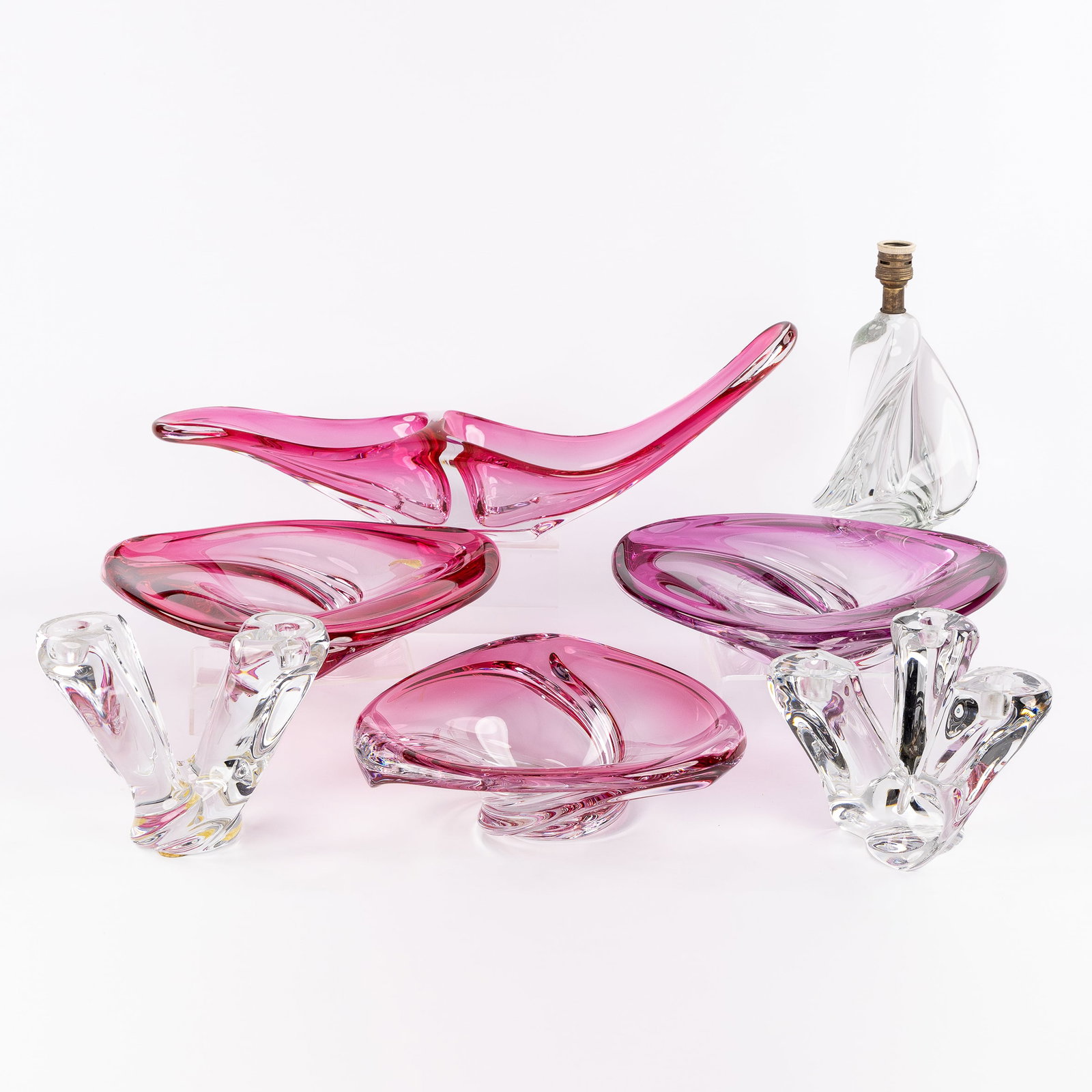 Val Saint Lambert, a collection of 7 pieces of clear and amethyst/rose coloured crystal, with 4: Val Saint Lambert, a collection of 7 pieces of clear and amethyst/rose coloured crystal, with 4 bowls, 2 candelabra, and a table lamp. Amethyst/rose coloured crystal.Three bowls, model Patelle (H: 10 