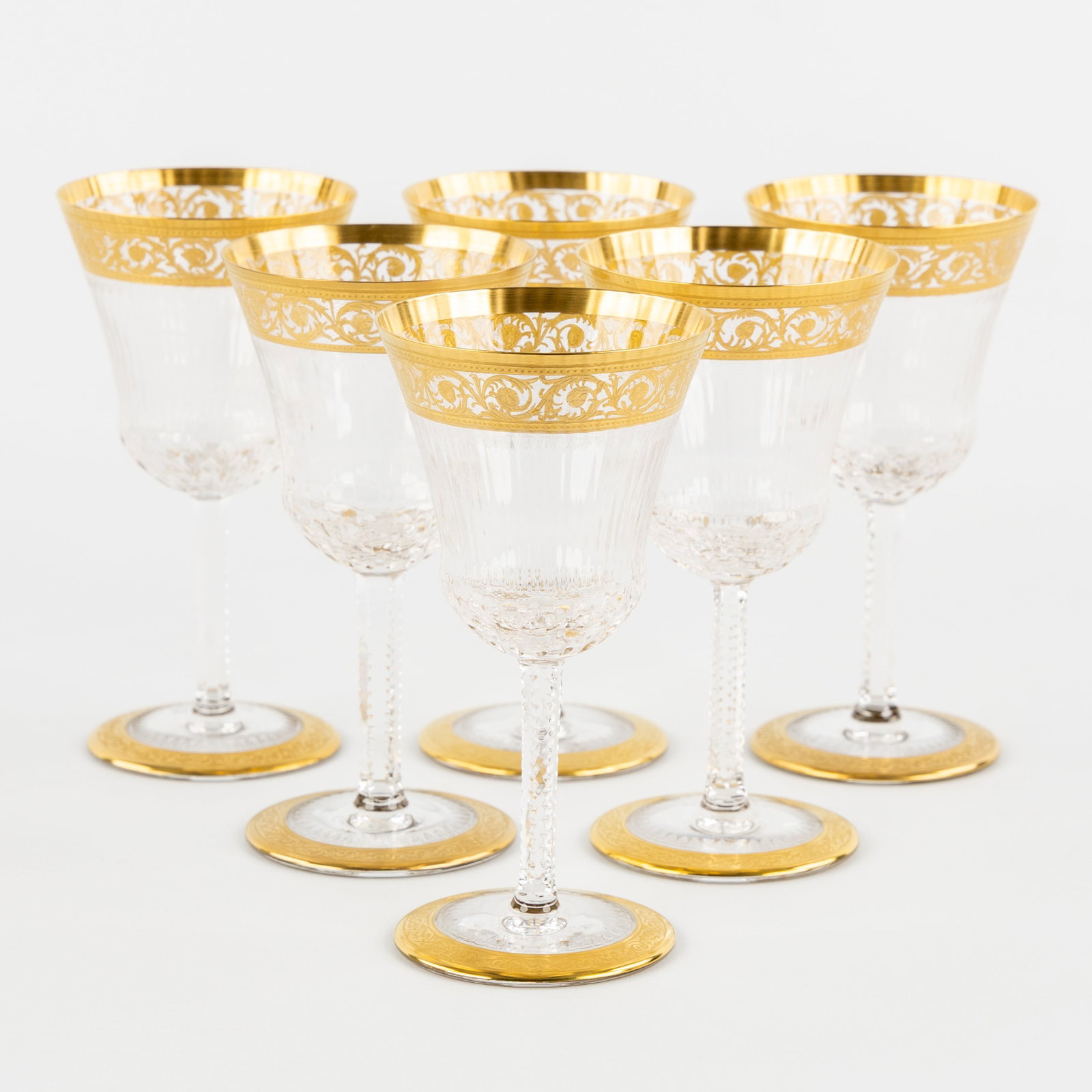 Saint Louis, 'Thistle Gold', a set of 6 red wine glasses, engraved decorations and etched gold: Saint Louis, 'Thistle Gold', a set of 6 red wine glasses, engraved decorations and etched gold decorations. Six red wine glasses, cut and etched crystal.Decor 'Thistle Gold'.All signed 'Saint L