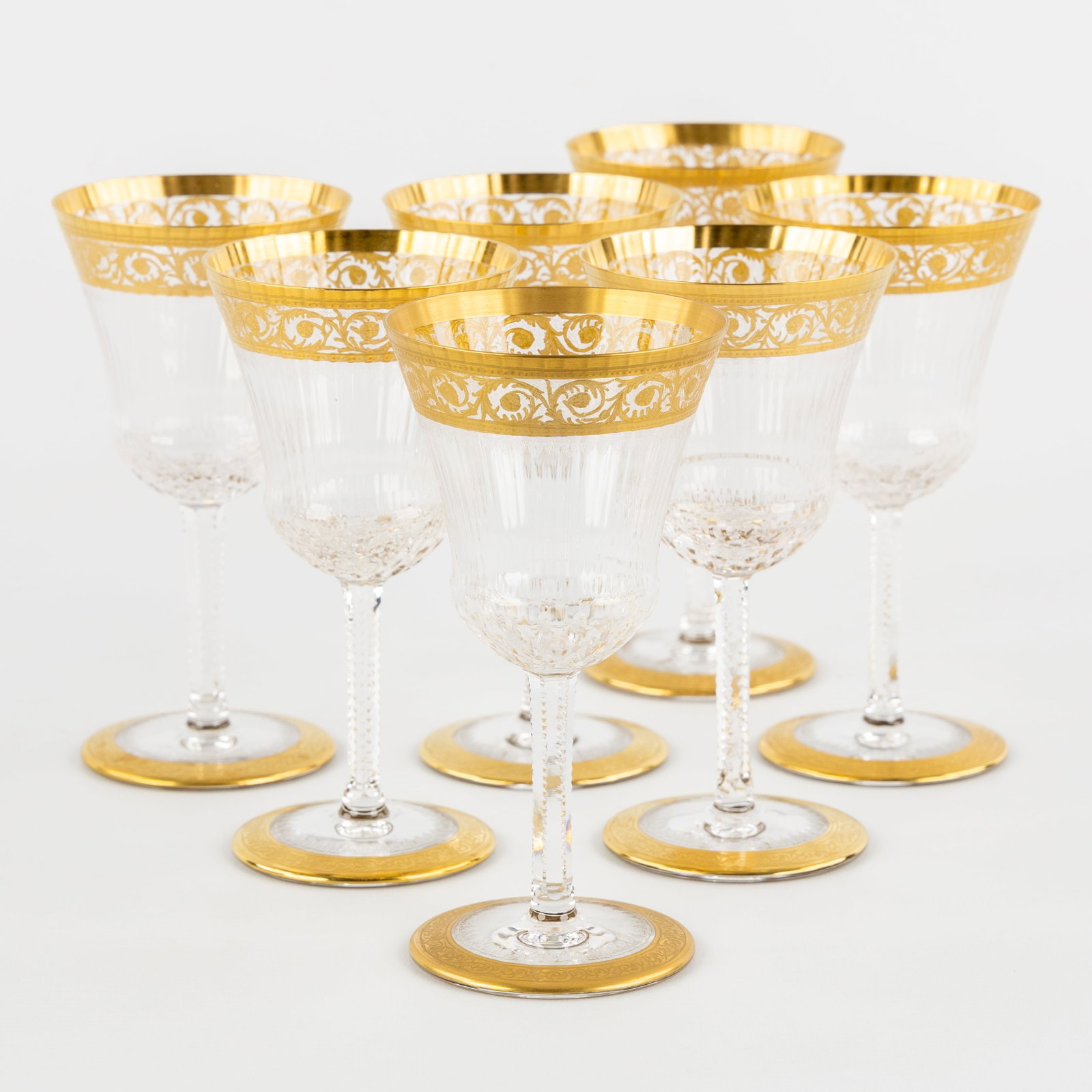 Saint Louis, 'Thistle Gold', a set of 7 red wine glasses, engraved decorations and etched gold (1 of 4)