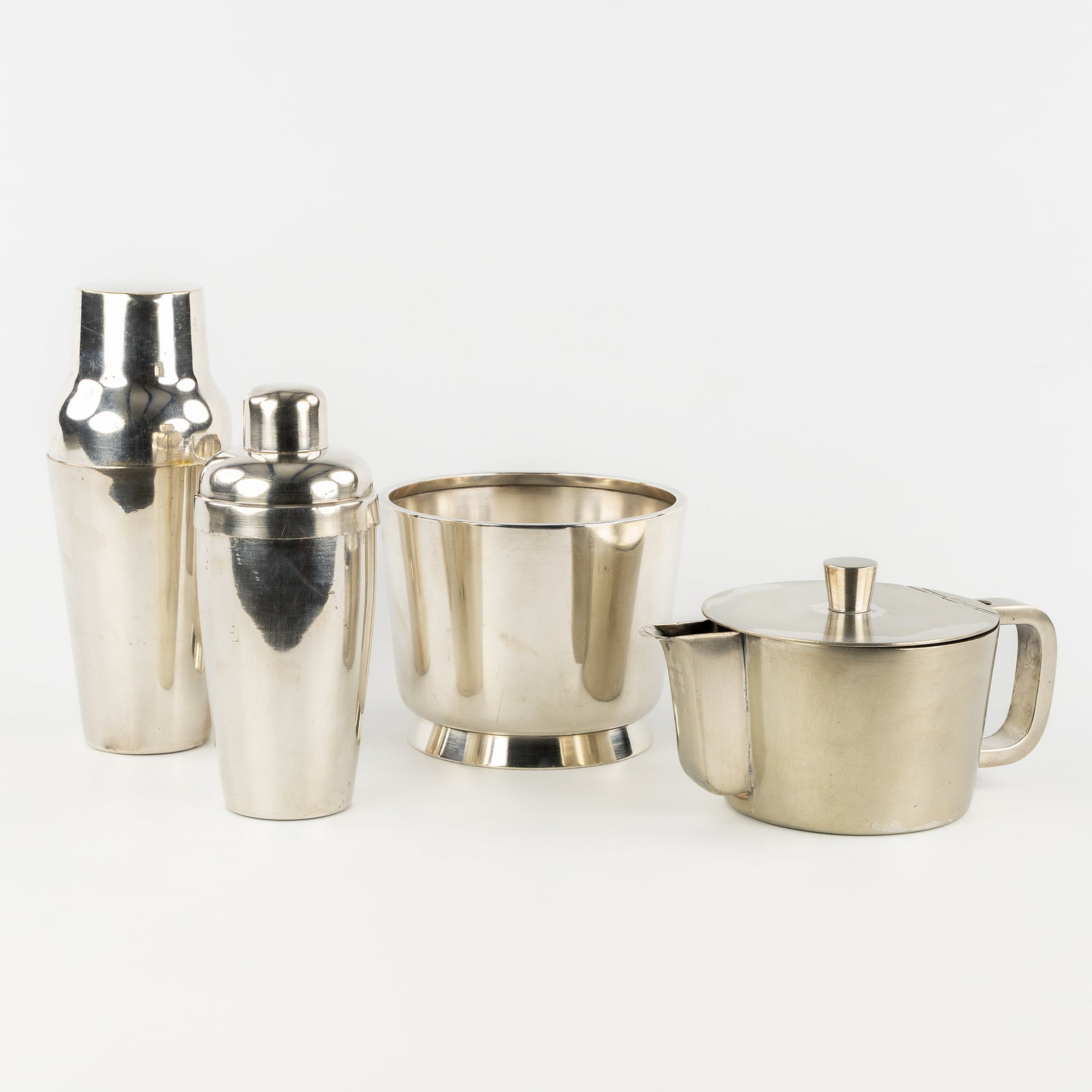 Gio Ponti (1891-1979) an ice pail, cocktail shaker, and teapot, for Krupp, silver-plated metal. Art: Gio Ponti (1891-1979) an ice pail, cocktail shaker, and teapot, for Krupp, silver-plated metal. Art Deco. Added, a cocktail shaker. Silver-plated metal.Designs by Gio Ponti, for Krupp Milano / Arthur 