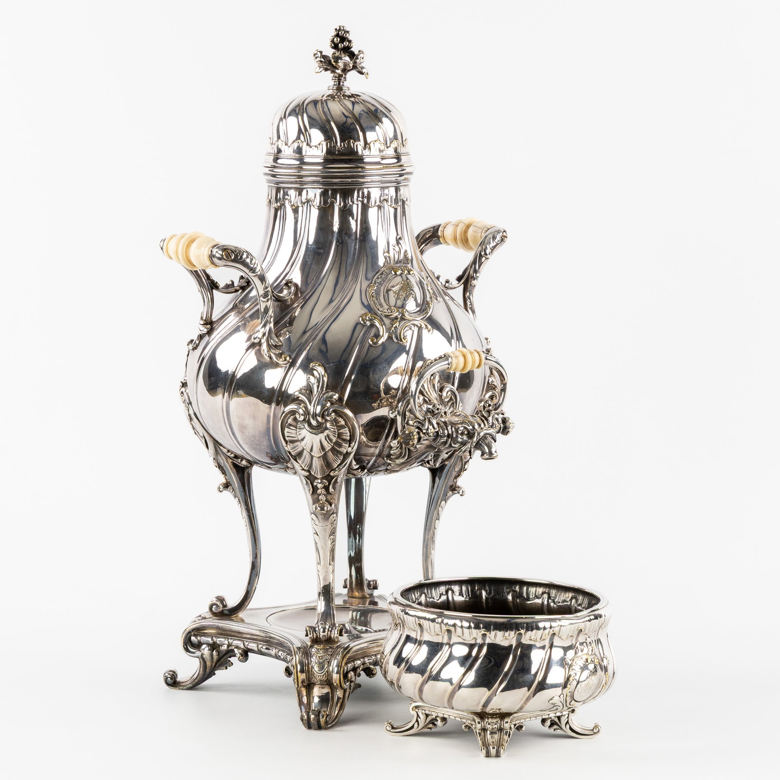 Christofle, an exceptional Samovar with drip bowl, Louis XV style, Rococo, silver-plated metal.: Christofle, an exceptional Samovar with drip bowl, Louis XV style, Rococo, silver-plated metal. Silver-plated metal.Samovar or water kettle (excluding stove/brazier) with matching drip tray or bowl.