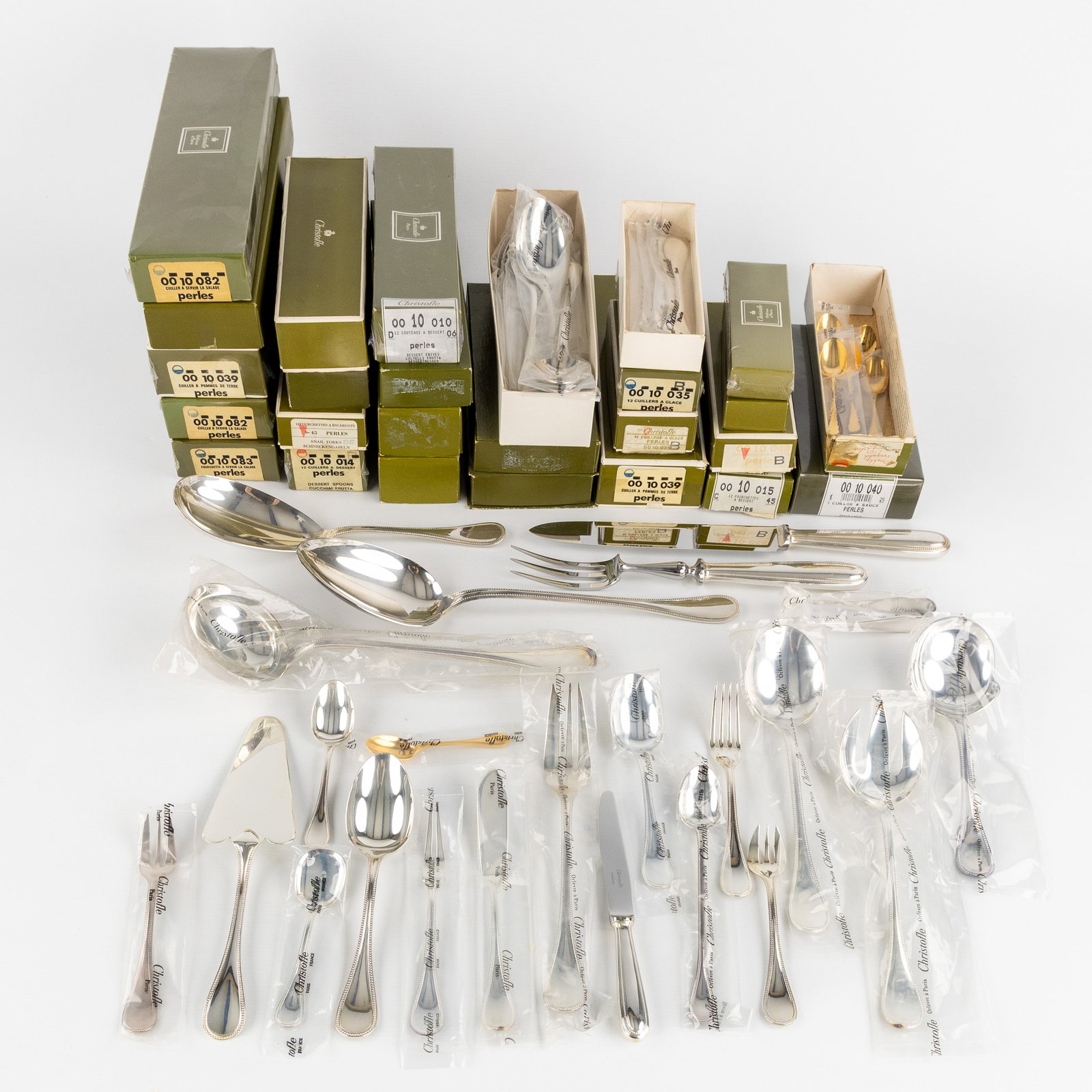 Christofle, Perles, a 176-piece cutlery set, silver-plated metal, mostly new and sealed.: Christofle, Perles, a 176-piece cutlery set, silver-plated metal, mostly new and sealed. Silver-plated metal.Model Perles. 11 large spoons, in sealed packaging.11 fish knive