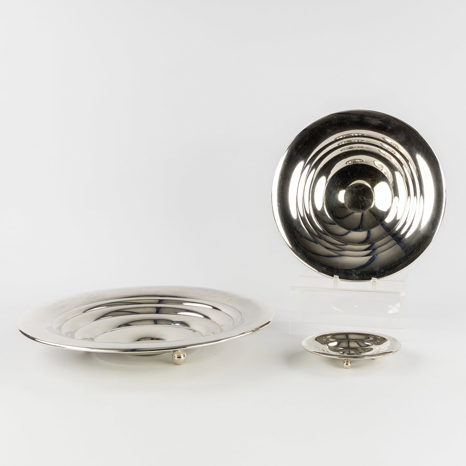 Robert Altenloh (1879-1934) three silver Art Deco plates, for Sauvage Gand, Art Deco, circa 1930. (1 of 5)