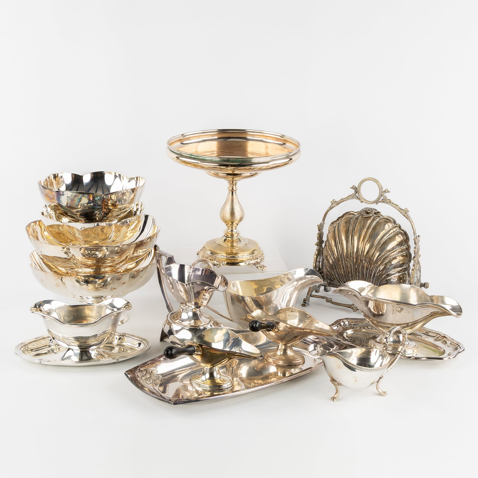 A Collection of sauce bowls, asparagus dish, muffin warmer and tazza, 13 pieces, silver-plated: A Collection of sauce bowls, asparagus dish, muffin warmer and tazza, 13 pieces, silver-plated metal. Silver-plated metal. Sauce bowls (6x), asparagus dish, muffin warmer or cookie tin, tazza, and a s