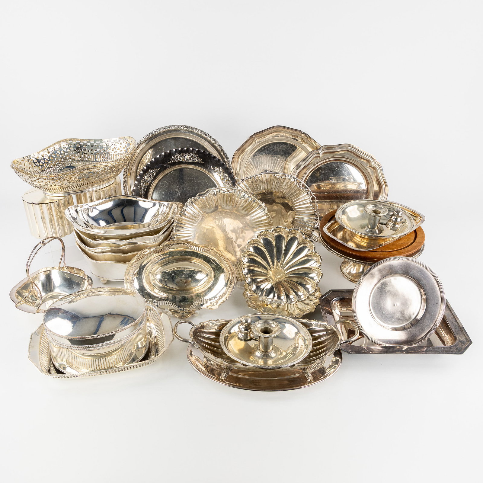 A Large collection of lidded boxes, bread baskets, candleholders, and other accessories, 30 pieces, (1 of 7)