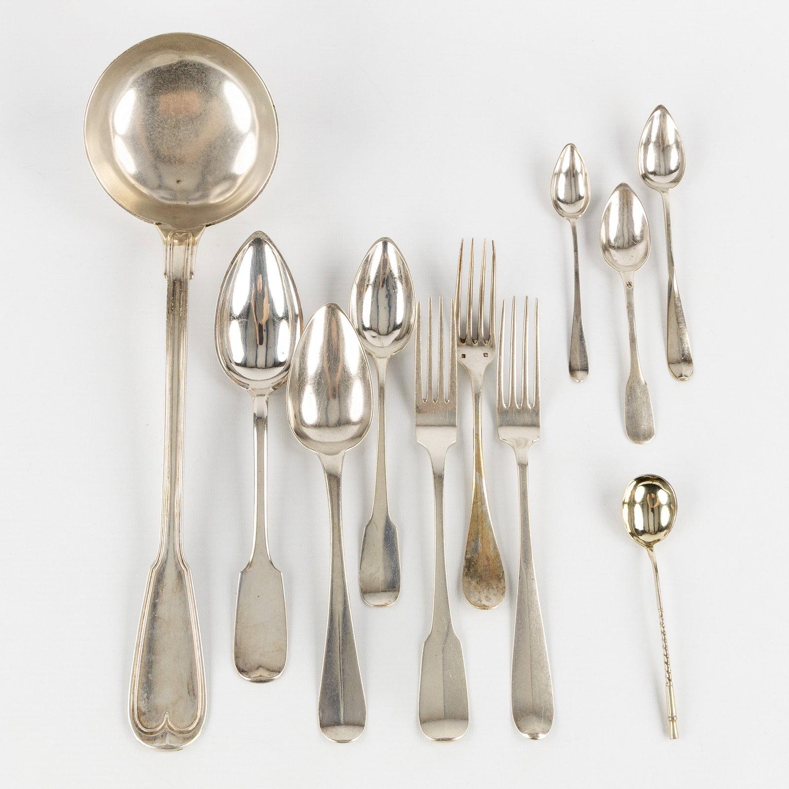 A Composed 91-piece silver cutlery set, Belgium, the Netherlands, France, Russia, and Germany. 19th: A Composed 91-piece silver cutlery set, Belgium, the Netherlands, France, Russia, and Germany. 19th and 20th century. Silver. Silver.91 pieces in total.30 spoons, 18 forks, 1 ladle, 7 dessert spoons