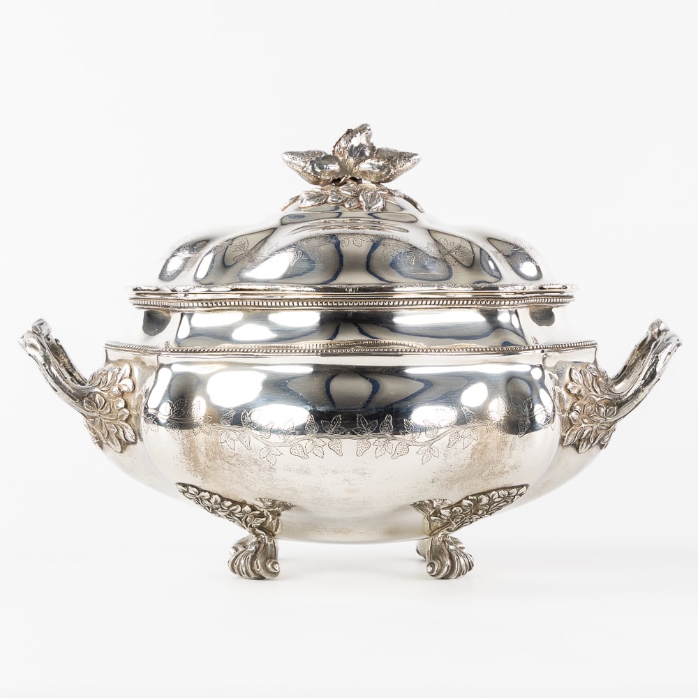 A Solid Silver Tureen, decorated with strawberries, Louis XV style, Portugal, 1938-1984. Silver, (1 of 9)