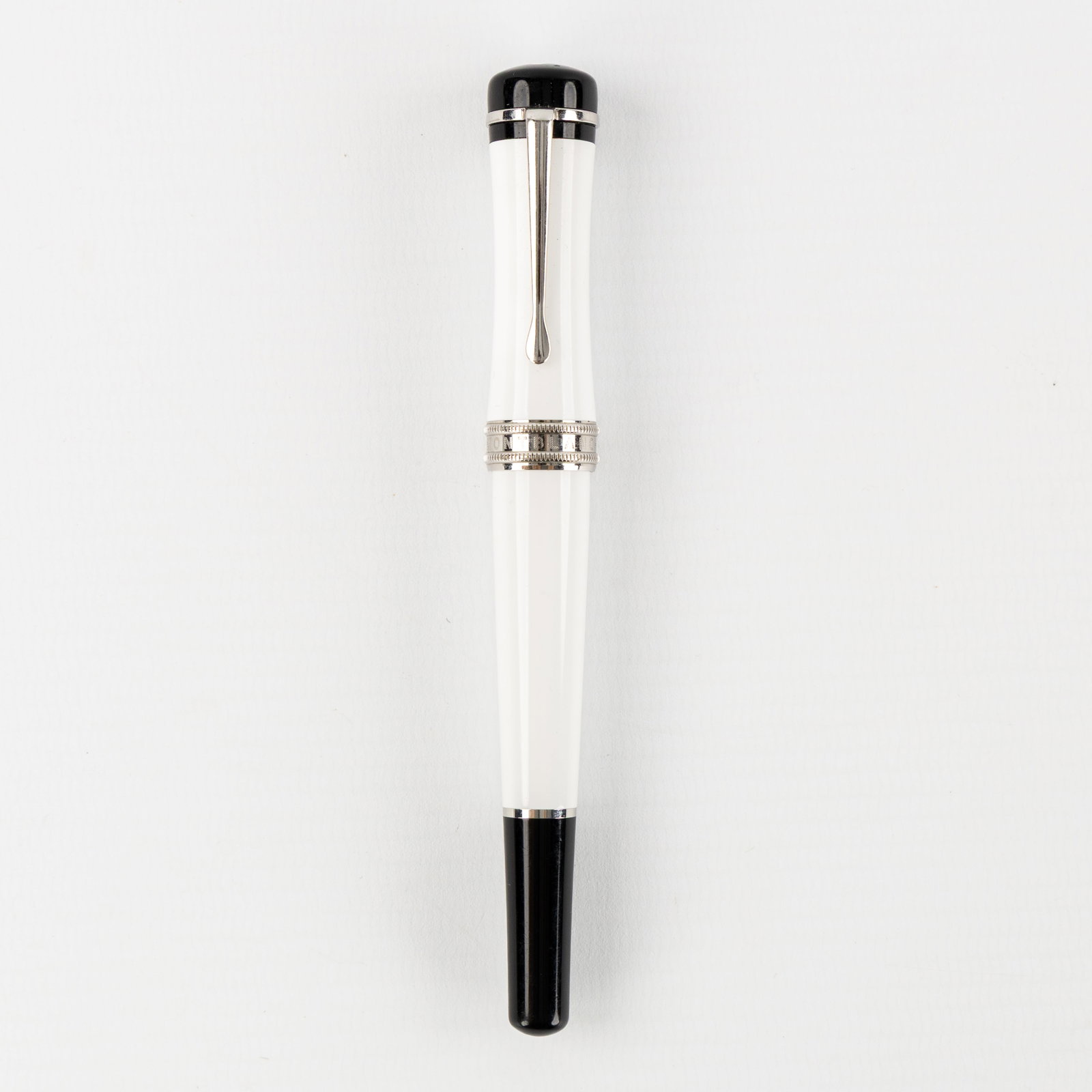 Montblanc ‘Bonheur’, a fountain pen with a 14-carat white gold nib.: Montblanc ‘Bonheur’, a fountain pen with a 14-carat white gold nib. White and black resin with a 14-carat gold nib. Length: 12,5 cm. (0 x 0 x 12.5 cm)