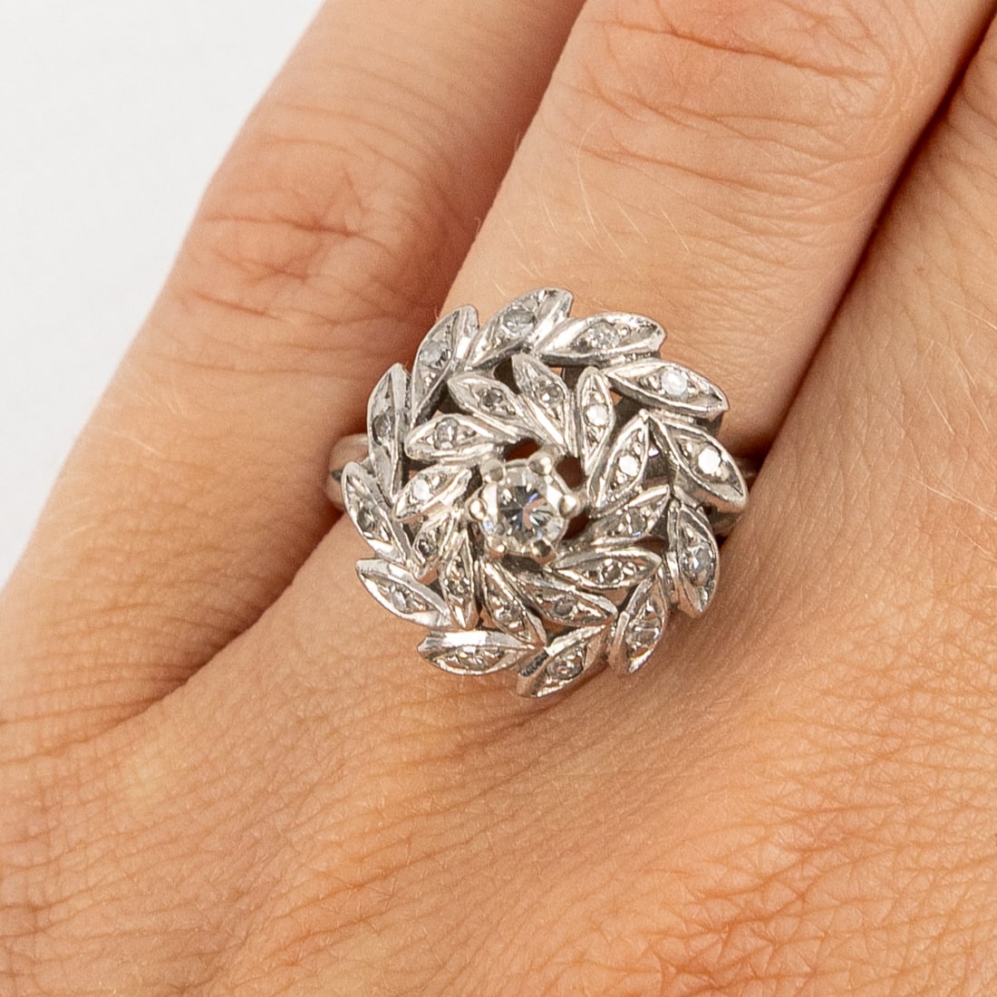 A ring in 18-carat white gold set with brilliant-cut and old-cut diamonds. Ring size 59. 6.89g. (1 of 7)
