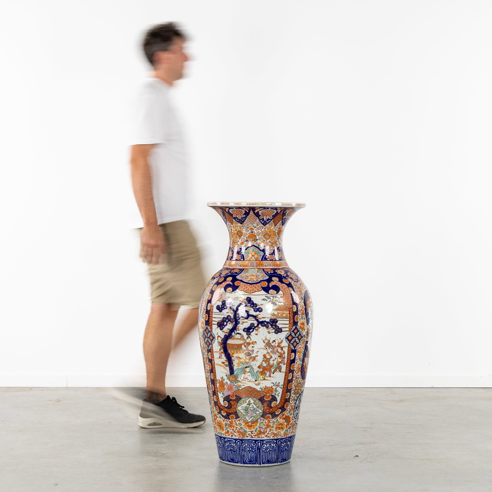 A Large Japanese Imari vase, decorated with 'Shiba Onko and the Broken Water Jar', Meiji, 19th/20th (1 of 8)