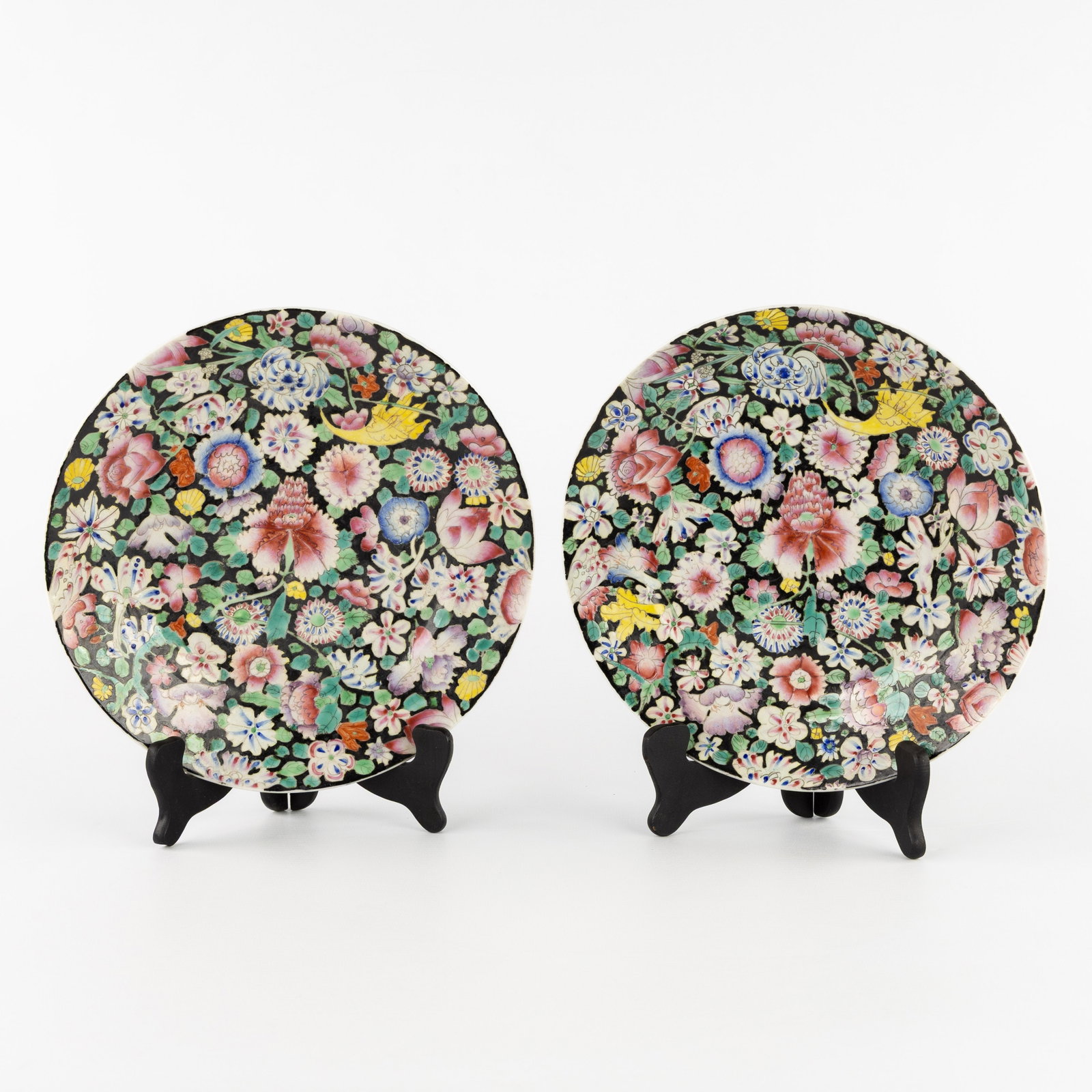 A Pair of antique Chinese Millefleurs plates, Famille Rose, marked Guangxu, late 19th/20th C.: A Pair of antique Chinese Millefleurs plates, Famille Rose, marked Guangxu, late 19th/20th century. Chinese porcelain, Famille Rose.Millefleurs decoration.Marked Guangxu. (22 x 0 x 0 cm)