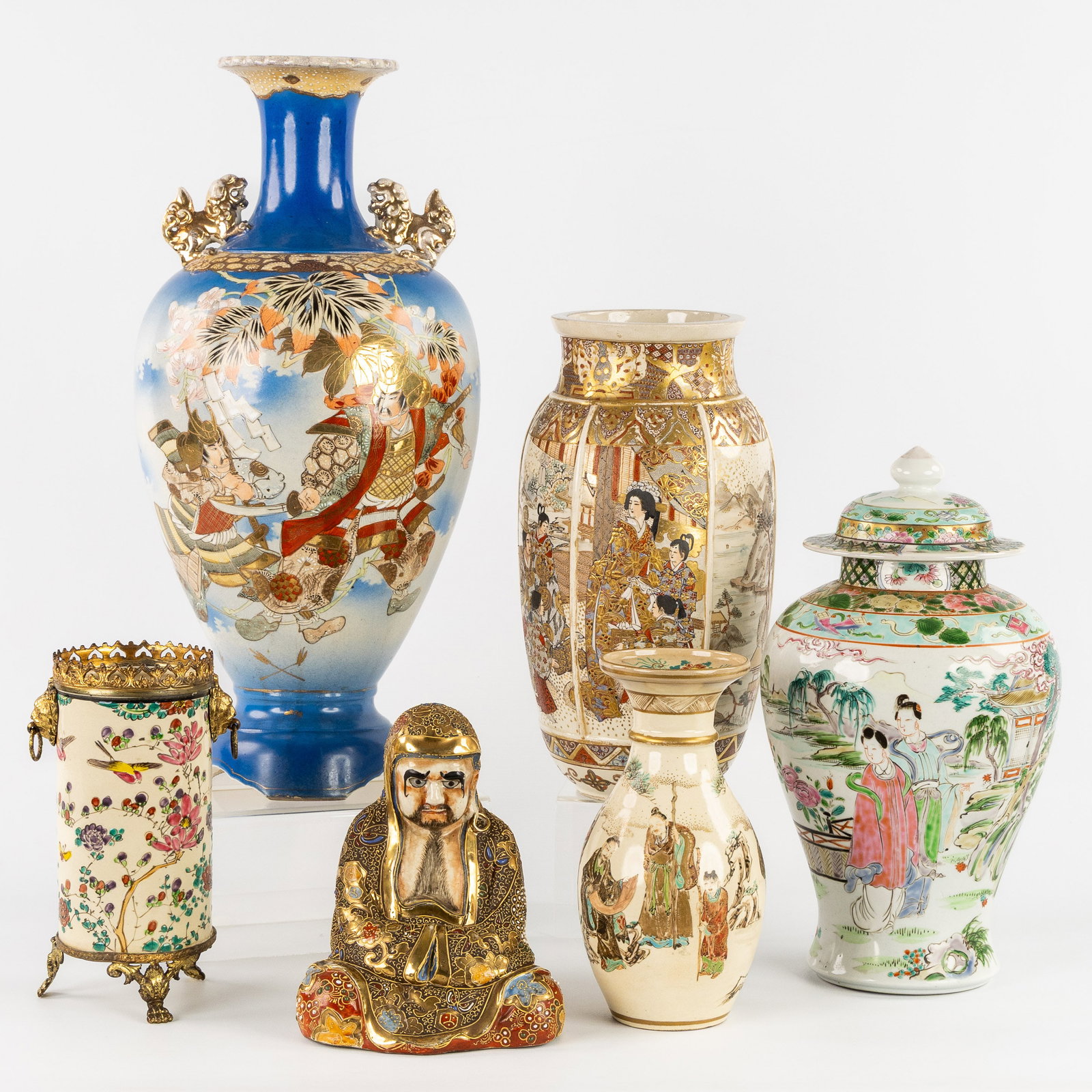 Six pieces of Japanese and Chinese porcelain, with vases, a brush pot, and a Daruma Daishi: A Collection of six pieces of Japanese and Chinese porcelain, with vases, a brush pot, and a Daruma Daishi sculpture, 19th/20th century. Chinese porcelain.Lidded vase, Famille rose, decorated with cou