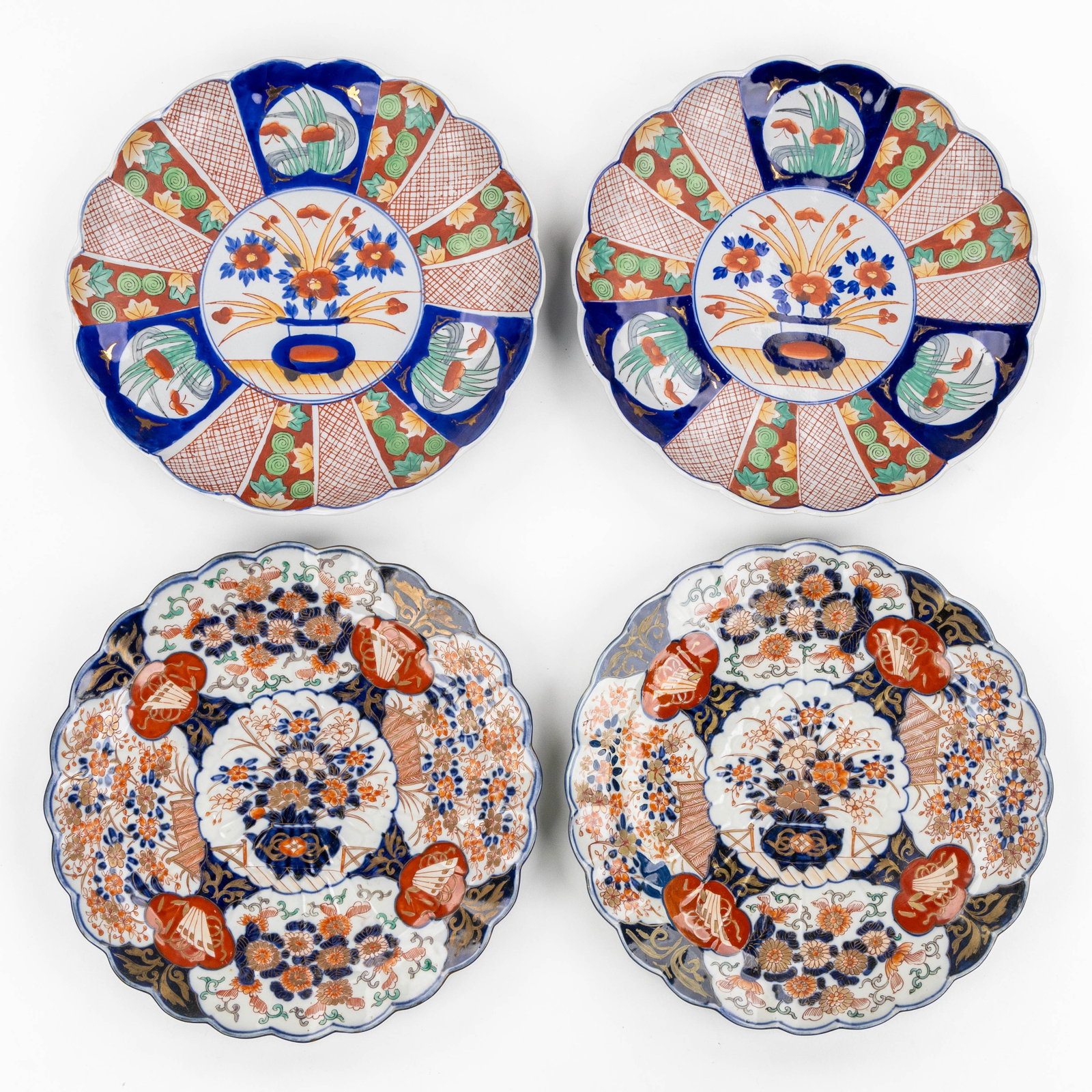 Two Pairs of Japanese Imari plates, Meiji, 19th/20th C.: Two Pairs of Japanese Imari plates, Meiji, 19th/20th century. Imari porcelain.Florally decorated with flower vases. A total of 4 pieces or two pairs. D: 30.5 c