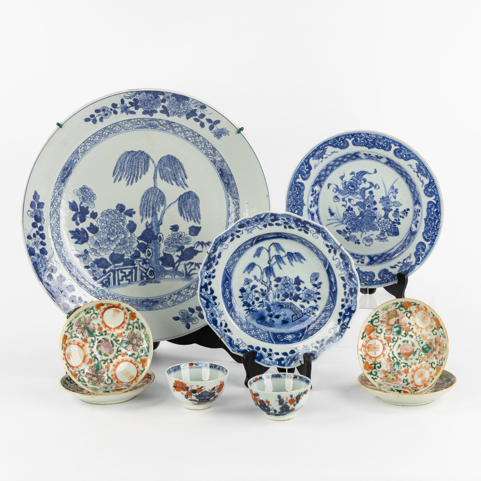 A Collection of 9 pieces of Chinese porcelain, Blue and White, Famille Rose and Imari, 19th/20th C.: A Collection of 9 pieces of Chinese porcelain, Blue and White, Famille Rose and Imari, 19th/20th century. Chinese porcelain.Famille Rose, a set of four saucers, decorated with double good luck symbols