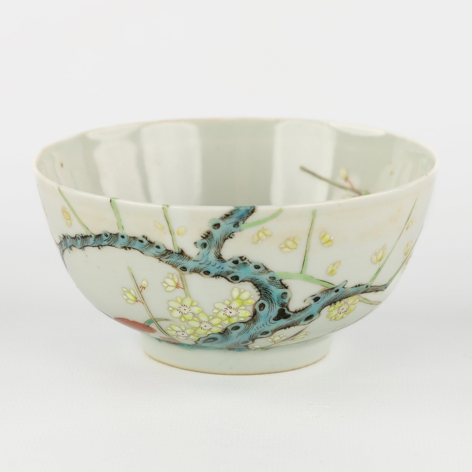 A Small Chinese wine bowl or cup, decorated with a blossom tree and lingzhi, marked Tongzhi,: A Small Chinese wine bowl or cup, decorated with a blossom tree and lingzhi, marked Tongzhi, 19th/20th century. Chinese porcelain.Florally decorated with a plum blossom tree and lingzhi.Marked Tongz