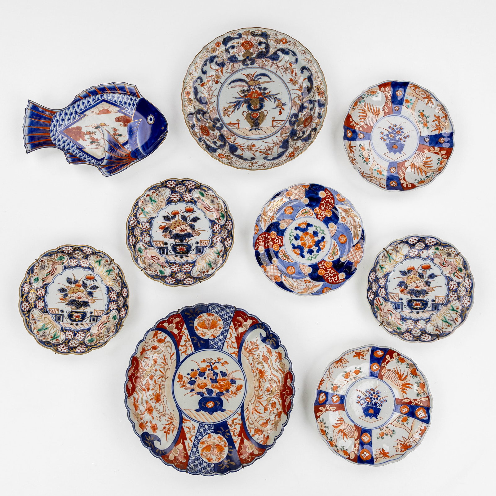 A Collection of 8 Japanese Imari plates and a fish-shaped dish, Meiji, 19th/20th C.: A Collection of 8 Japanese Imari plates and a fish-shaped dish, Meiji, 19th/20th century. Japanese porcelain.Set of two plates, decorated with a flower vase (D: 21.5 cm).Set of three plates, decorat