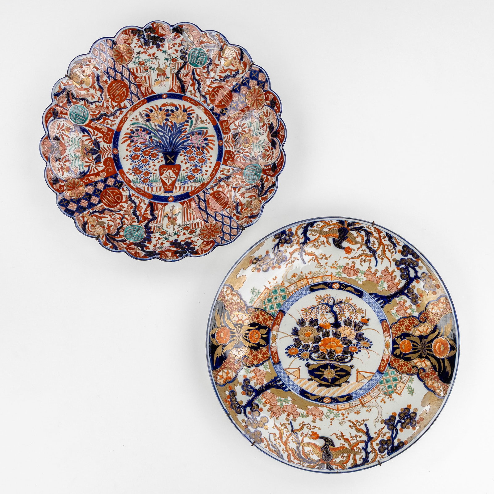 Two Large Japanese Imari plates, decorated with a flower vase, Meiji, 19th/20th C.: Two Large Japanese Imari plates, decorated with a flower vase, Meiji, 19th/20th century. Japanese porcelain.Lobed plate, decorated with a flower vase, cranes, and phoenixes (D: 46 cm).Plate, decorat