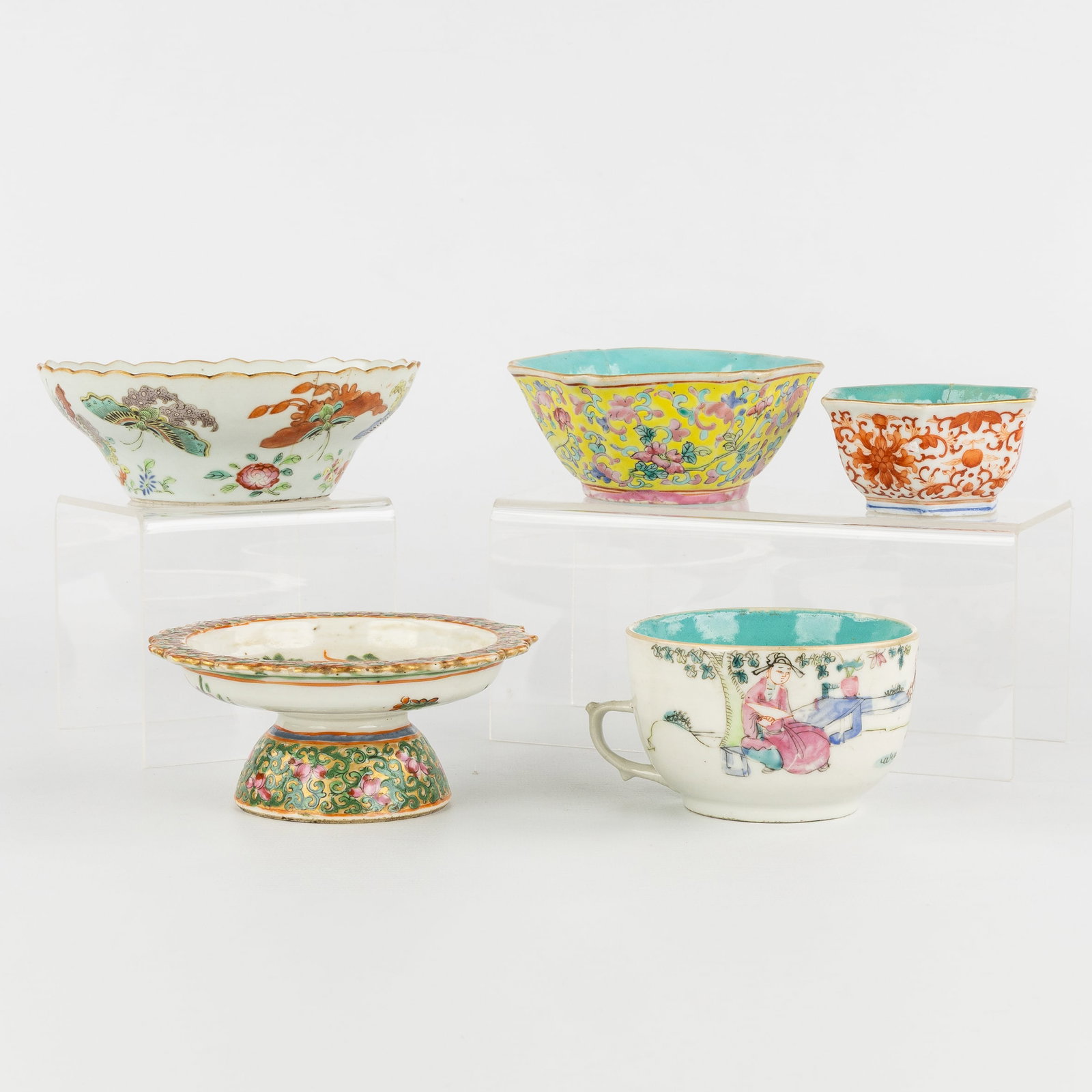 Five pieces of Chinese porcelain, Famille Rose and Iron Red decor, 19th/20th C.: Five pieces of Chinese porcelain, Famille Rose and Iron Red decor, 19th/20th century. Chinese porcelain, Famille Rose.Handled cup with figurative decor and turquoise interior, marked Tongzhi and wax s