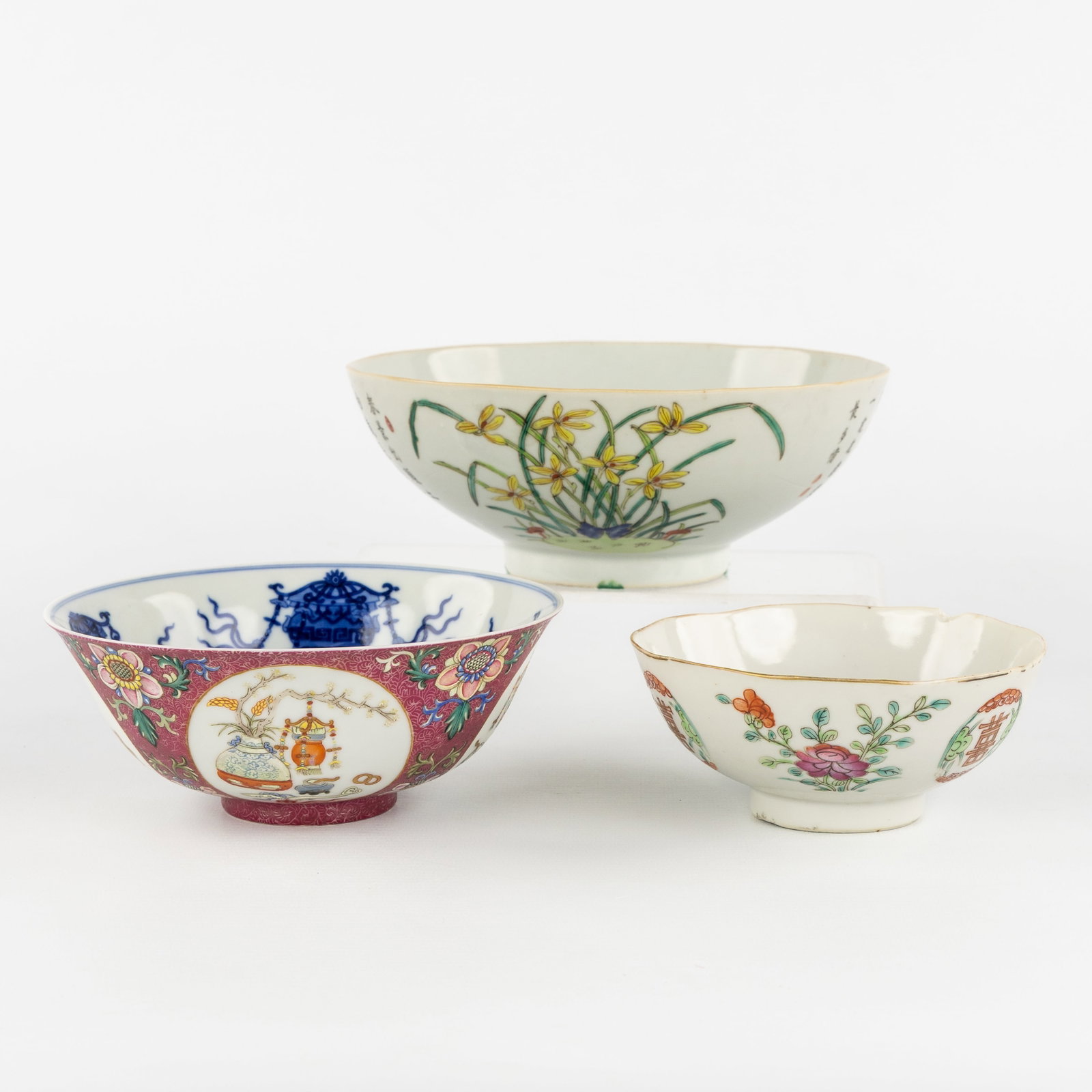 Three pieces of Chinese porcelain, Famille Rose and Blue-White decor, 19th/20th C. (1 of 8)