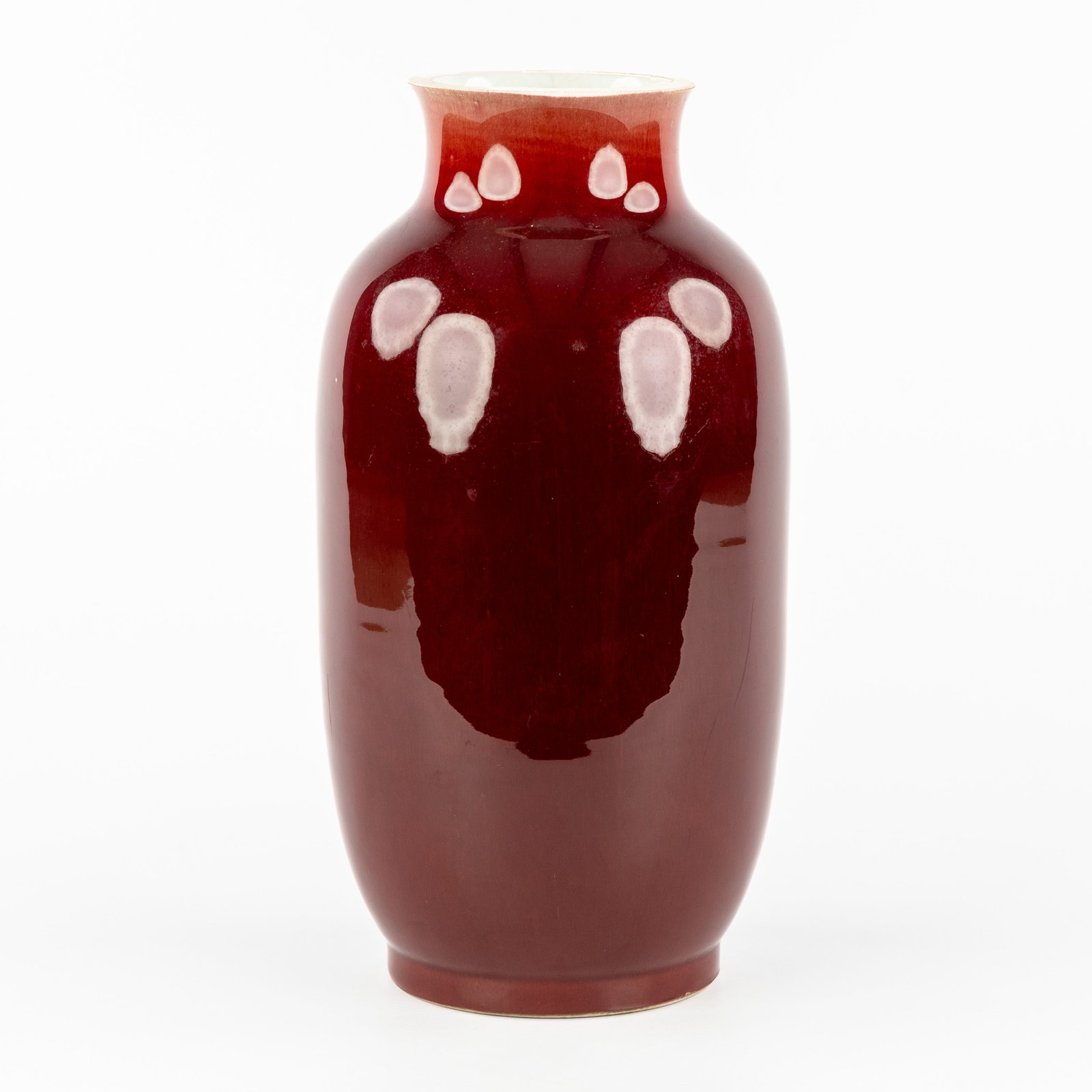 A Chinese vase, monochrome sang de boeuf glazed, 19th/20th C.: A Chinese vase, monochrome sang de boeuf glazed, 19th/20th century. Chinese porcelain.Sang de boeuf or ox blood glaze. (19 x 37.5 x 0 cm)