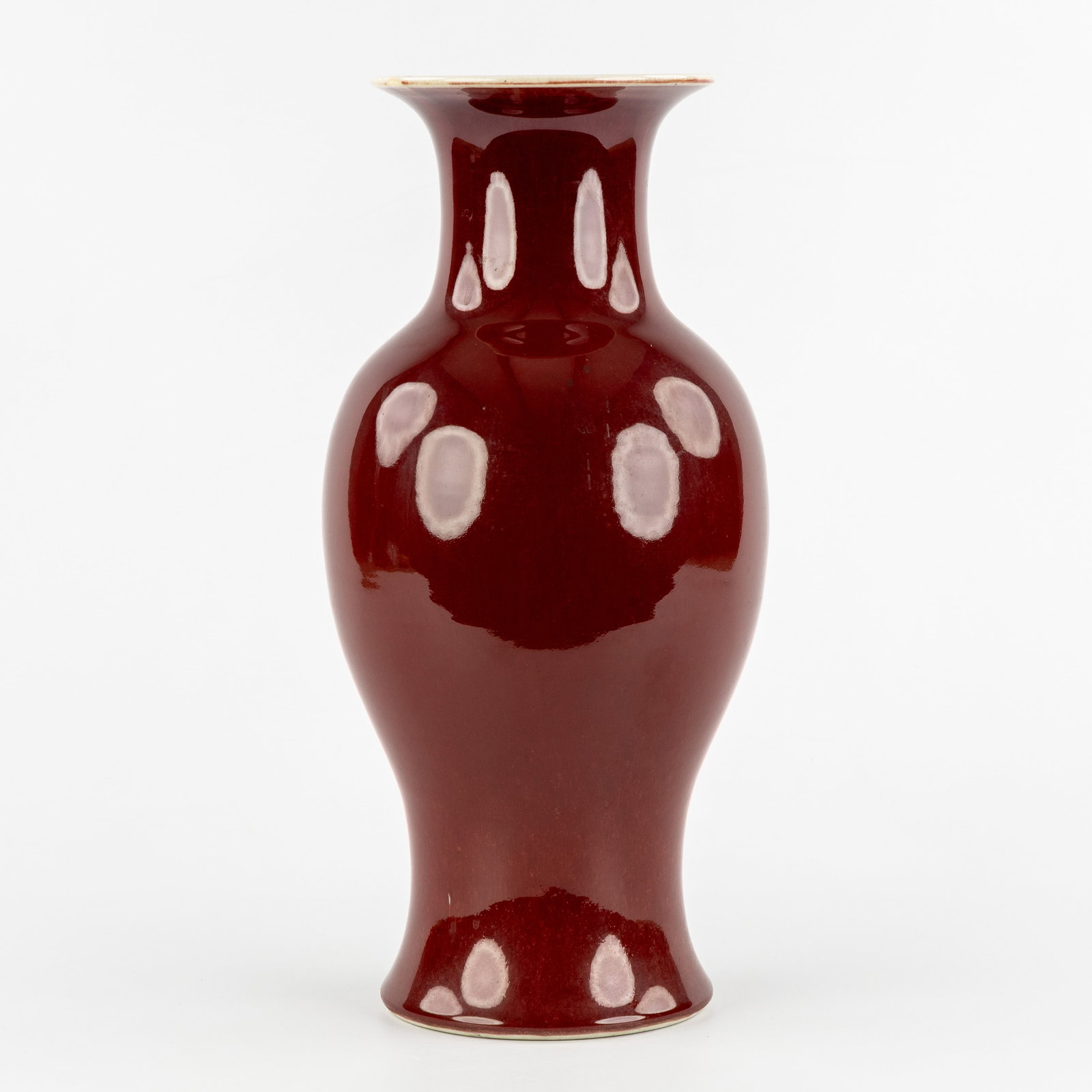 A Chinese 'Sang De Boeuf' vase, glazed ceramics. Mid 20th C.: A Chinese 'Sang De Boeuf' vase, glazed ceramics. Mid 20th century. Provenance: Private Belgian collection. (20 x 46.5 x 0 cm)