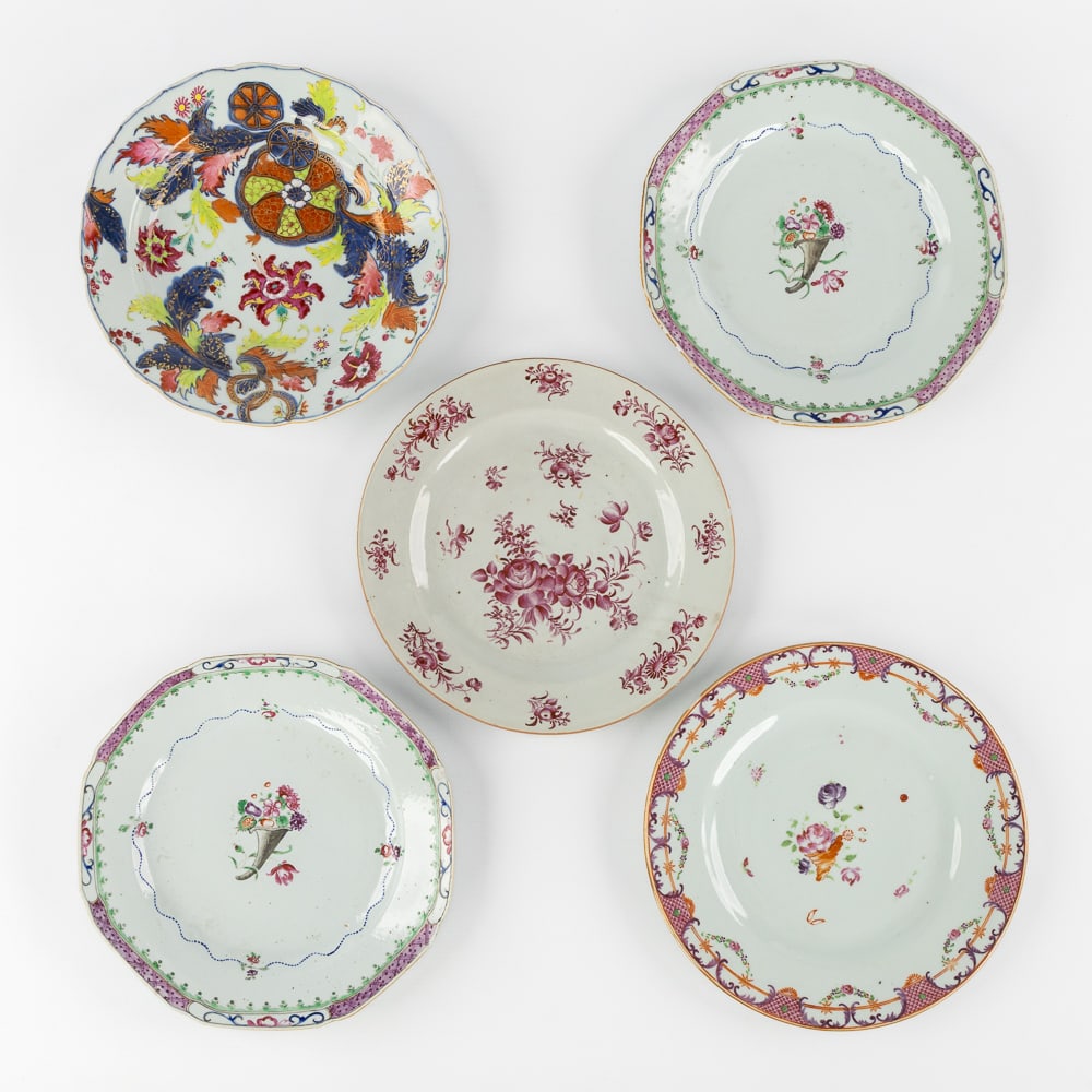 A Collection of five Chinese porcelain plates, Famille Rose, florally decorated. 18th/19th C.: A Collection of five Chinese porcelain plates, Famille Rose, florally decorated. 18th/19th century. Chinese porcelain.Famille Rose, decorated with various floral motifs. (23.5 x 0 x 0 cm)