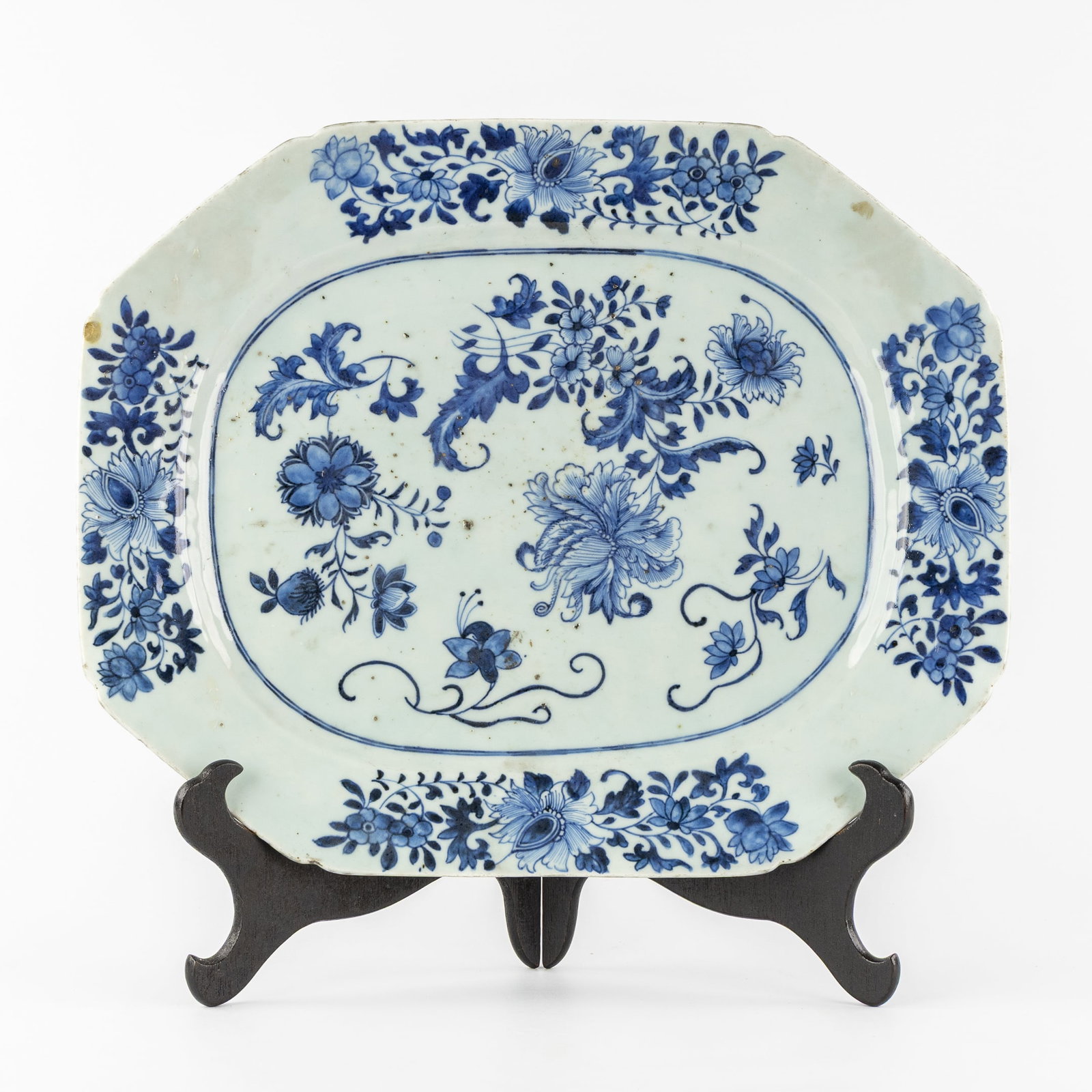 A Large oval Chinese serving dish, blue and white floral decorations, export porcelain, Qianlong, (1 of 20)