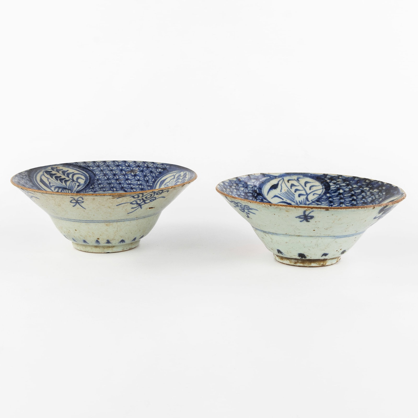 Two Chinese blue and white bowls, Ming Style, 19th C.: Two Chinese blue and white bowls, Ming style, 19th century. Chinese porcelain.Two dishes or rice bowls. D: 17 cm / D: 18 cm. (18 x 7 x 0 cm)
