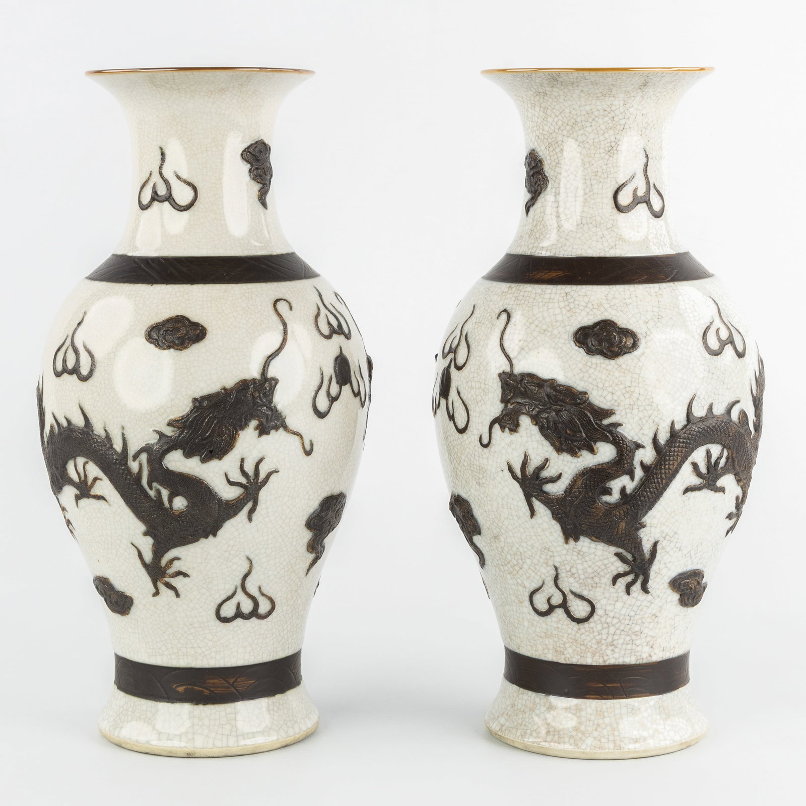 A Pair of Chinese Nanking vases, crackle glaze and dragon decor, 19th/20th C. (1 of 8)