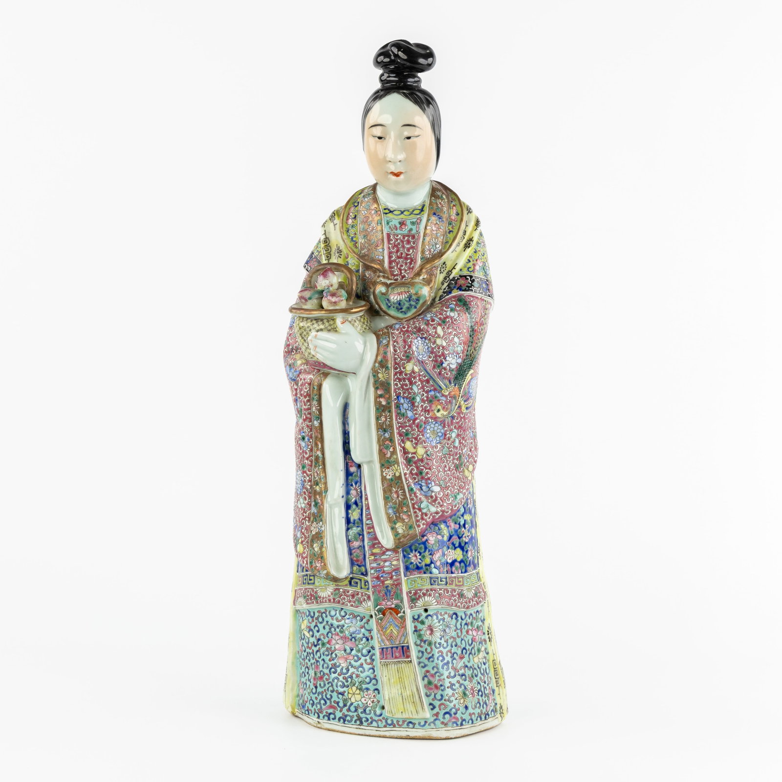 A Chinese porcelain figurine of 'Xi Wangmu' or 'Queen Mother of the West', Famille Rose, 20th C. (1 of 10)