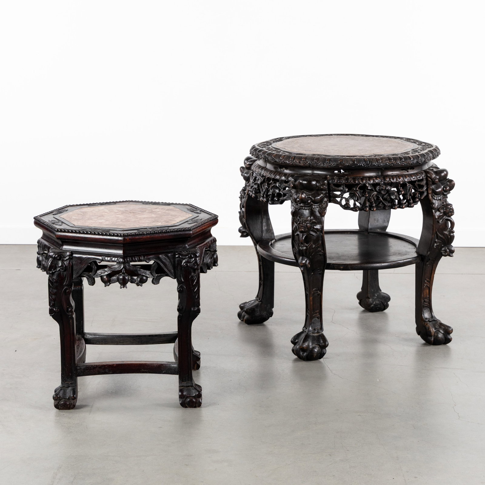 Two Chinese hardwood stands or pedestals, sculptured wood and marble, 19th/20th C.: Two Chinese hardwood stands or pedestals, sculptured wood and marble, 19th/20th century. Openwork sculptured hardwood.Finished with a marble top.19th/20th century. H: 46 cm