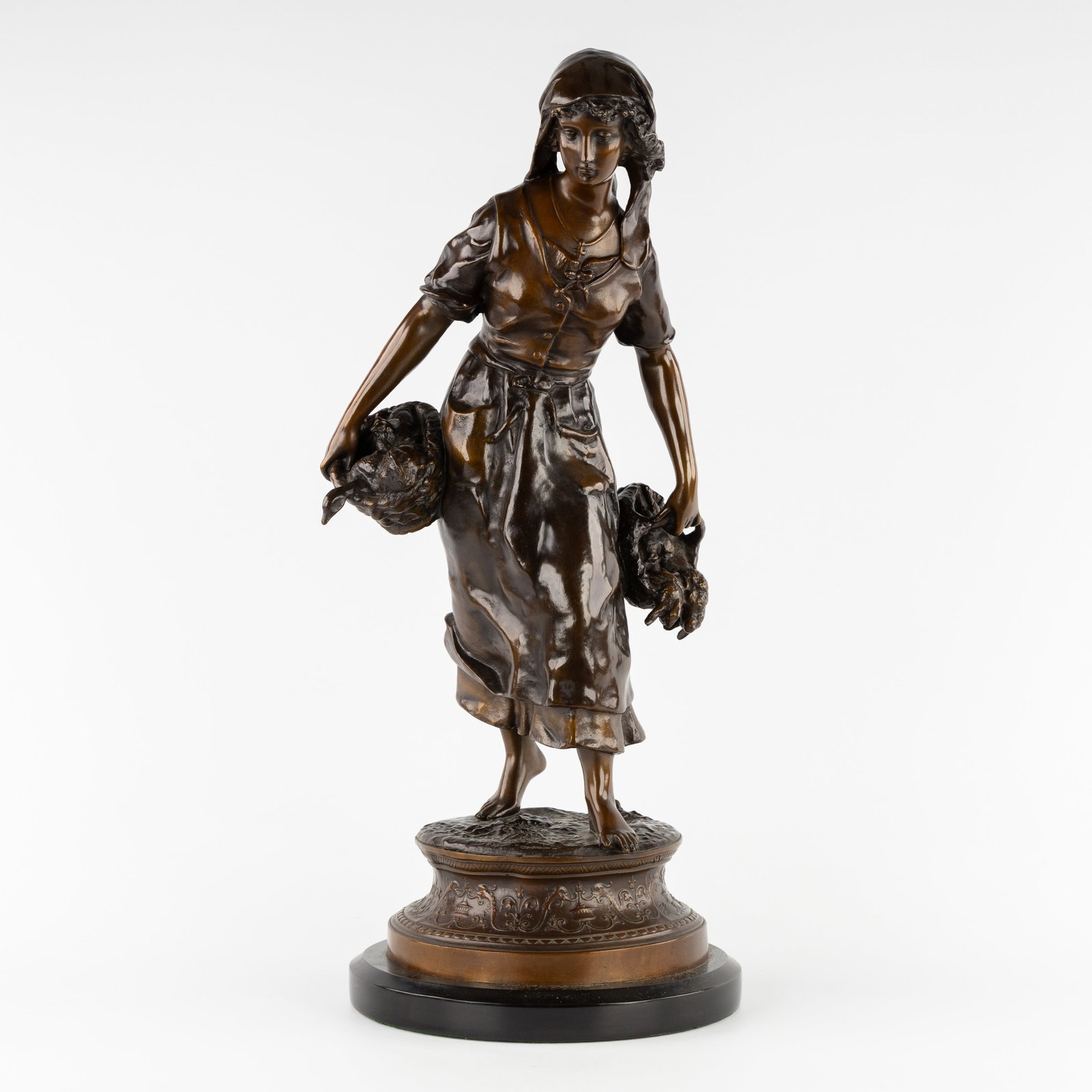 Henri Plé (1853-1922) 'Volaillère', patinated bronze. Circa 1900.: Henri Plé (1853-1922) 'Volaillère', patinated bronze. Circa 1900. Patinated bronze.Depiction of a woman with poultry, on the move.Volaillère, or poultry merchant.Mounted on