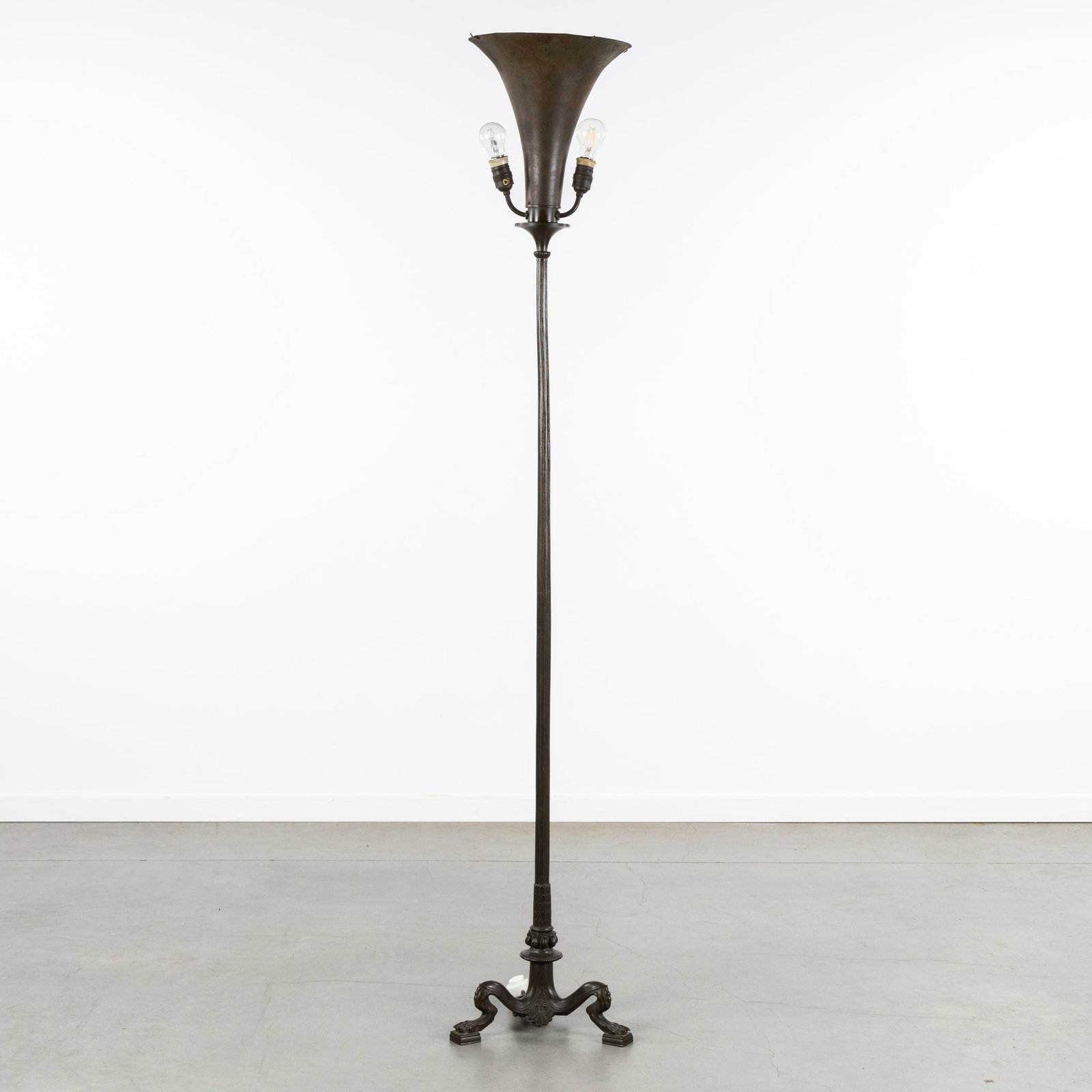 A Bronze floor lamp on claw feet, Empire style.: A Bronze floor lamp on claw feet, Empire style. Patinated bronze.Floor lamp with a goblet-shaped lampshade.Three light points.Mounted on claw feet, Empire style.