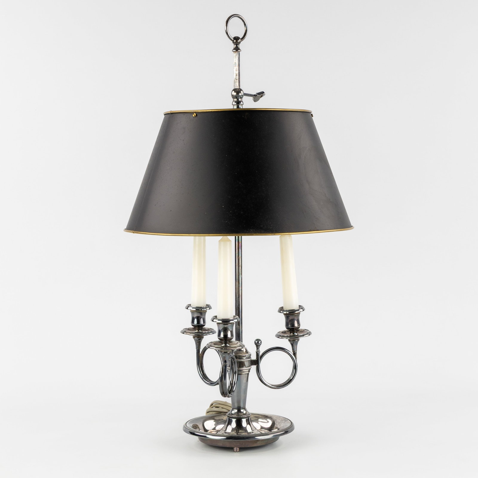 A 'Lampe Bouilotte', silver-plated metal. 20th C.: A 'Lampe Bouilotte', silver-plated metal. 20th century. Lampshade made of patinated/lacquered metal. Three points of light. (36 x 69 x 0 cm)