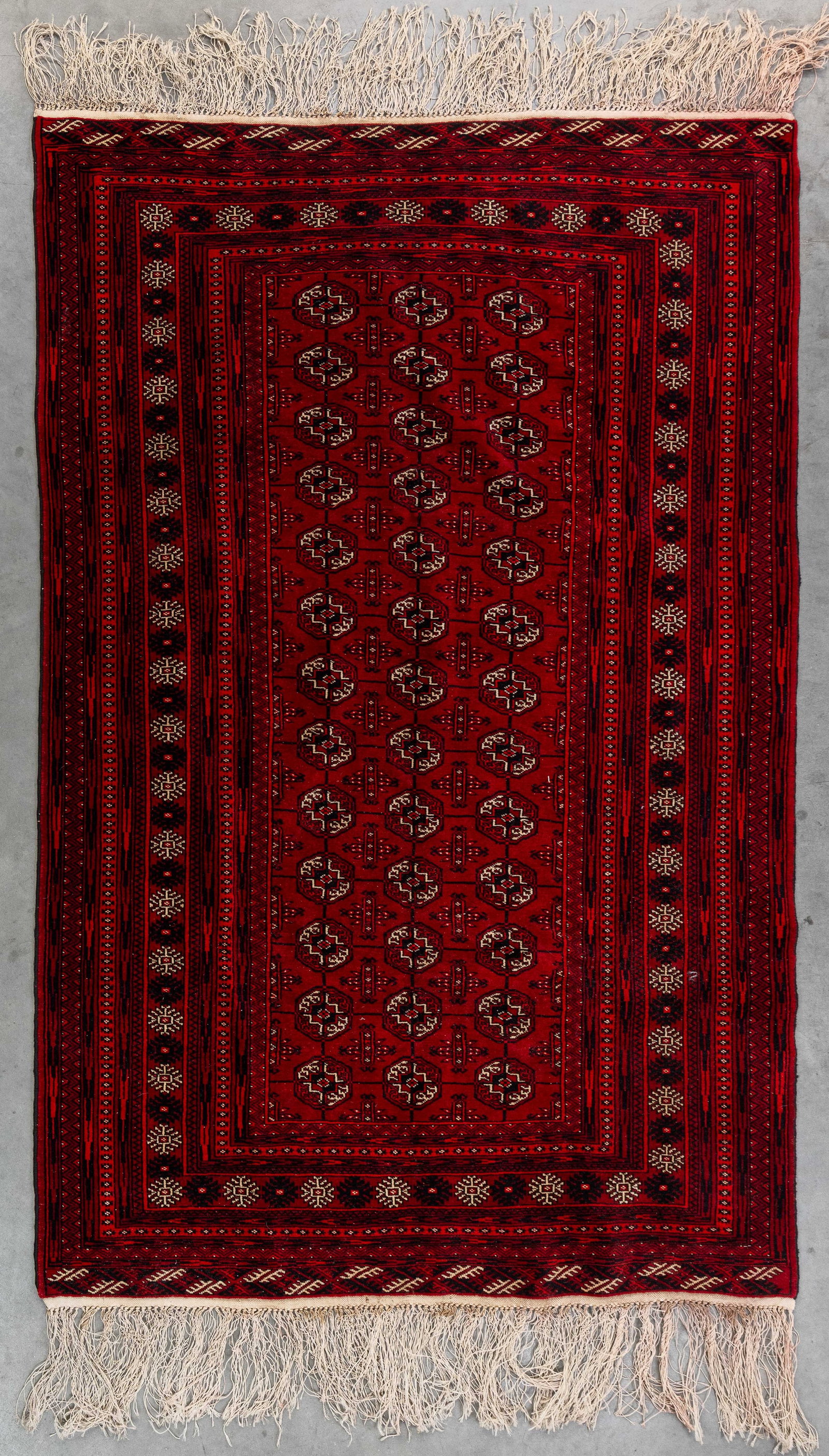 An Oriental hand-made carpet, Belouch, Persia (128 x 194 cm).: An Oriental hand-made carpet, Belouch, Persia (128 x 194 cm). (128 x 0 x 194 cm)