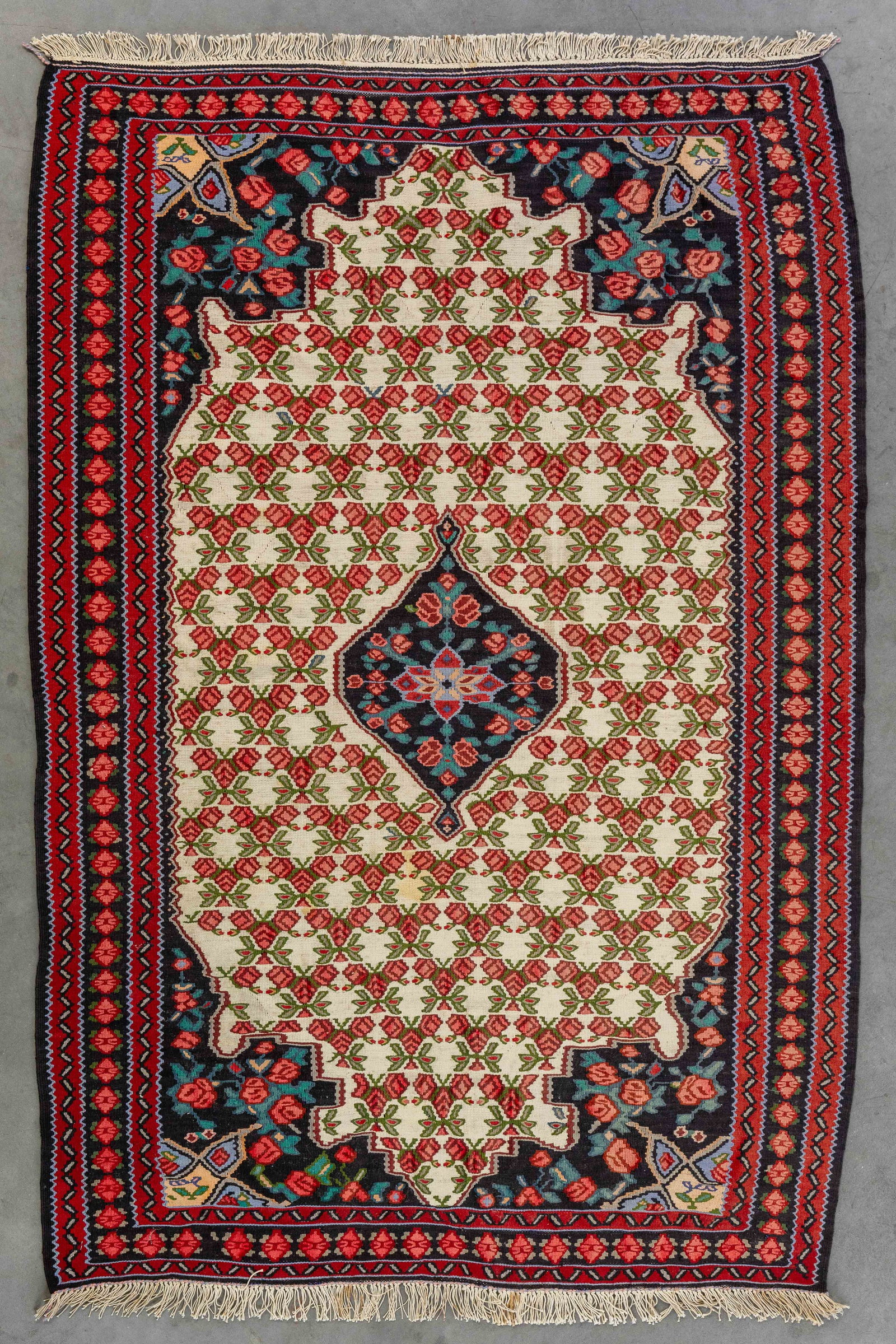 An Oriental hand-made kilim, Seneh-Bijar, Iran (104 x 155 cm).: An Oriental hand-made kilim, Seneh-Bijar, Iran (104 x 155 cm). (104 x 0 x 155 cm)