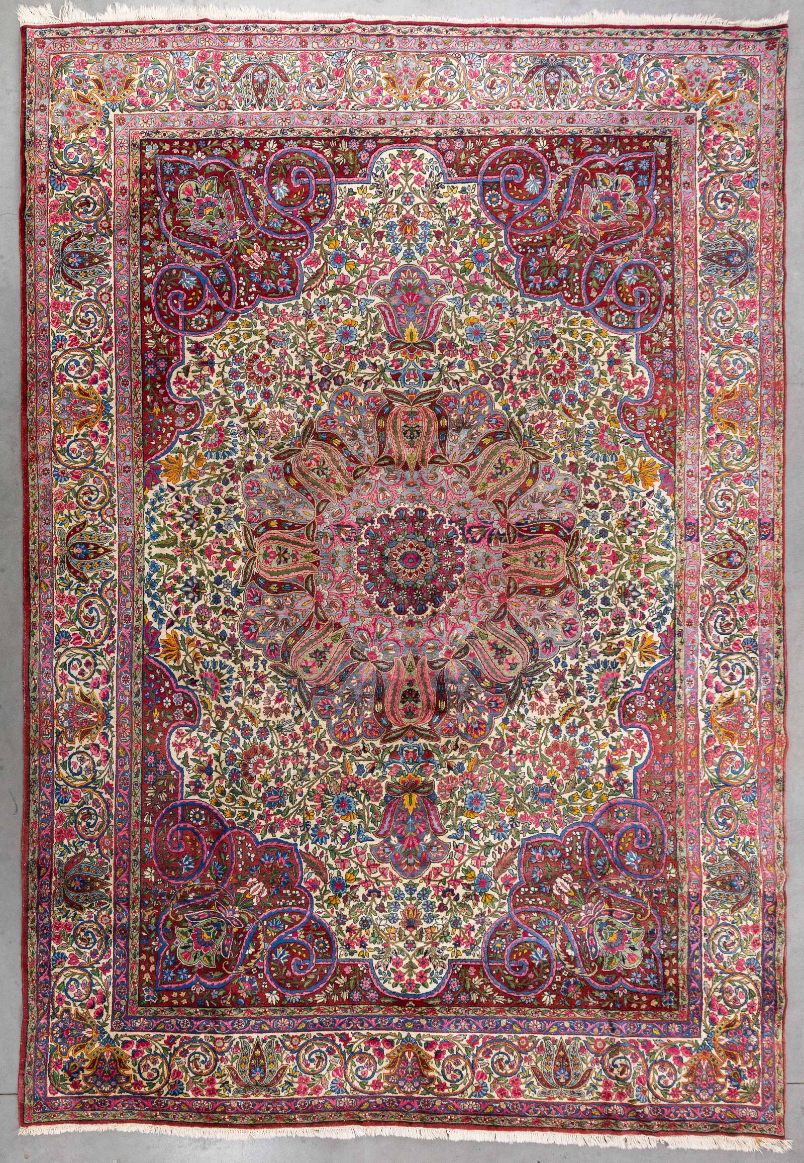 A Large Oriental hand-made carpet, Kirman Lavi, Iran (413 x 291 cm).: A Large Oriental hand-made carpet, Kirman Lavi, Iran (413 x 291 cm). With certificate. (291 x 413 x 0 cm)