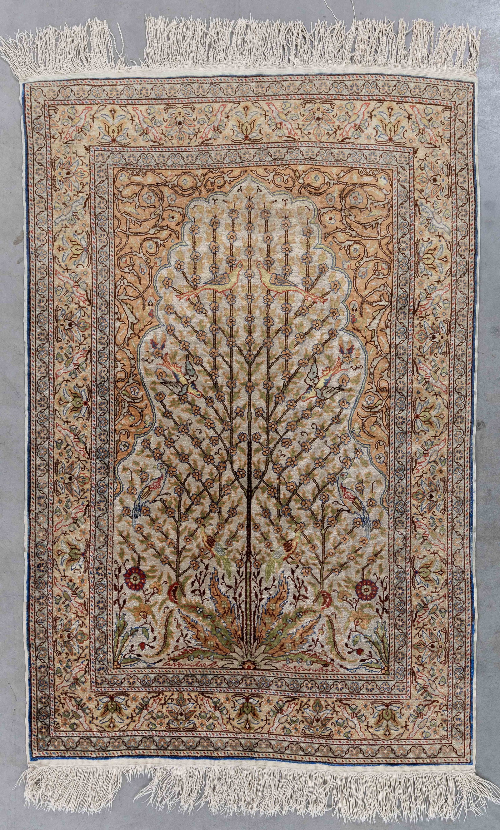 A Persian hand-made rug, wool and silk (126 x 82 cm).: A Persian hand-made rug, wool and silk (126 x 82 cm). (82 x 126 x 0 cm)