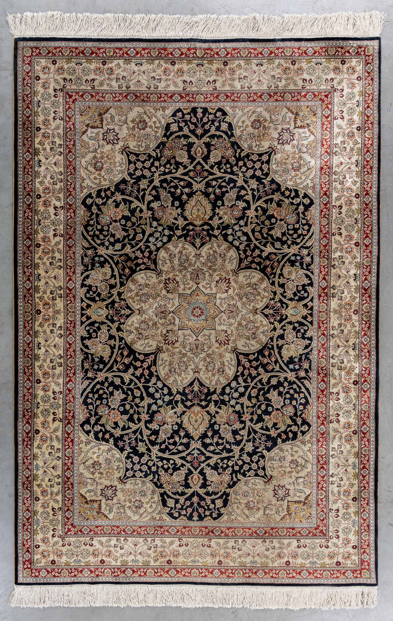 An Oriental hand-made carpet, Iran/Persia (184 x 124 cm).: An Oriental hand-made carpet, Iran/Persia (184 x 124 cm). (124 x 184 x 0 cm)