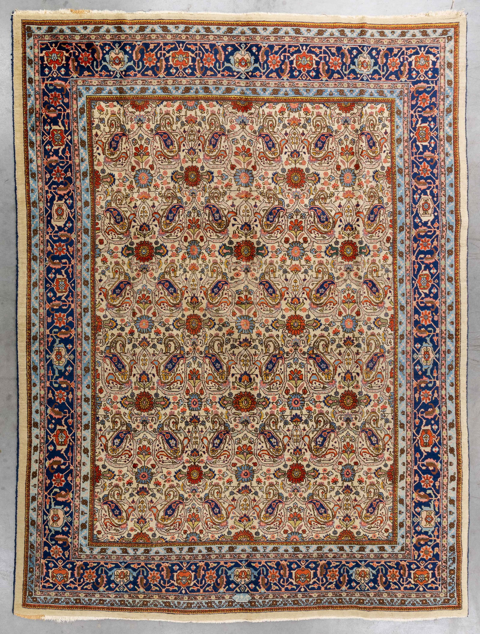 An Oriental hand-made carpet, Iran/Persia (324 x 245 cm). (1 of 7)