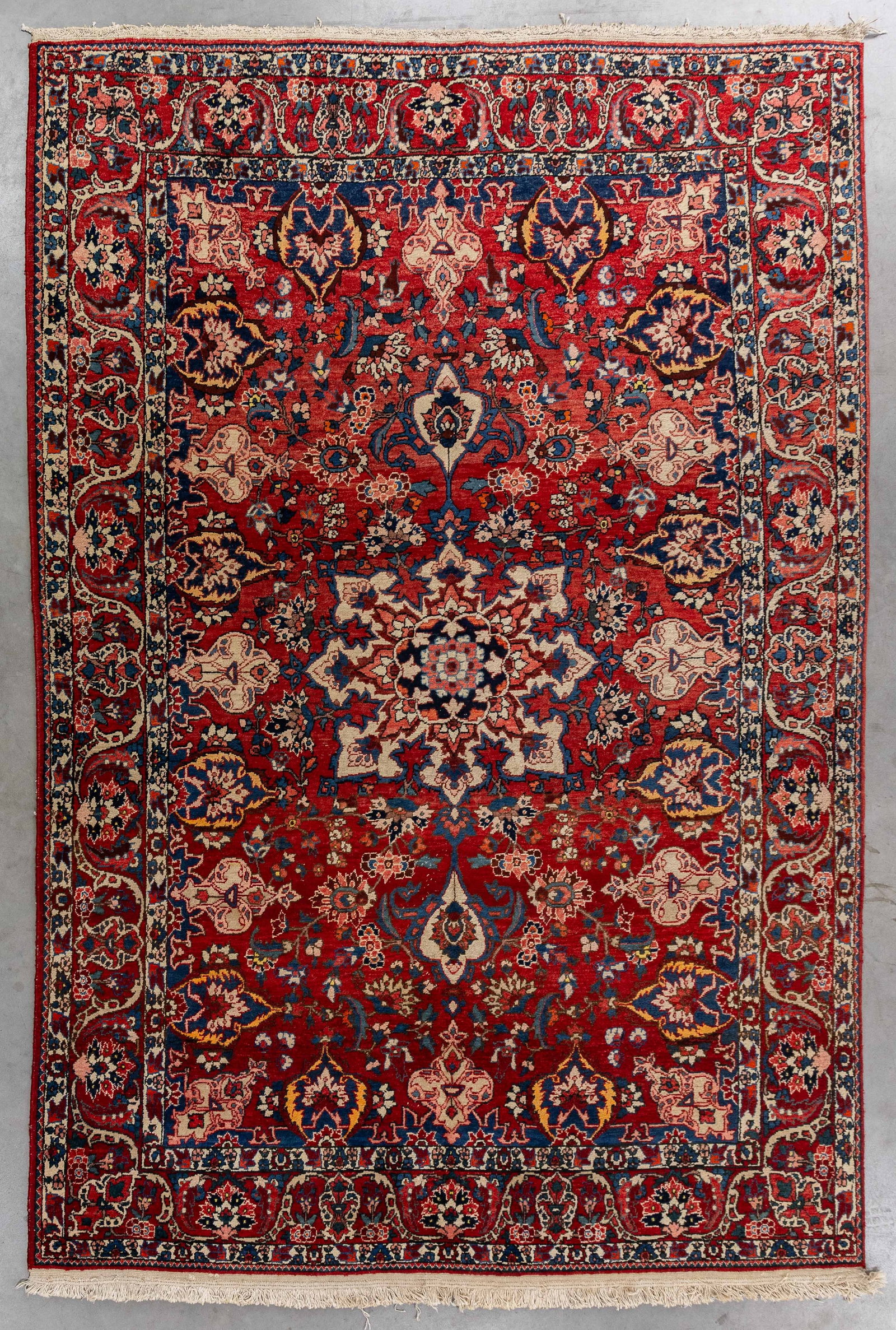 An Oriental hand-made carpet, Heriz, Iran (309 x 214 cm).: An Oriental hand-made carpet, Heriz, Iran (309 x 214 cm). (214 x 309 x 0 cm)